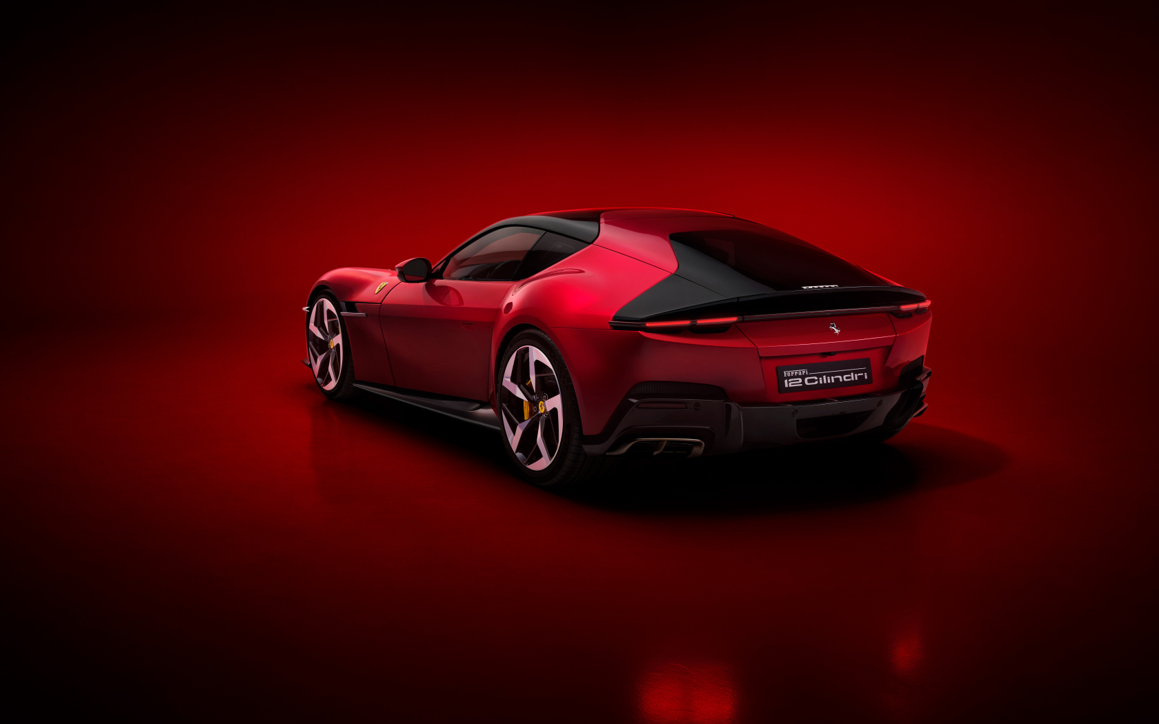 Вид сзади на красный автомобиль Ferrari 12Cilindri 2024  года