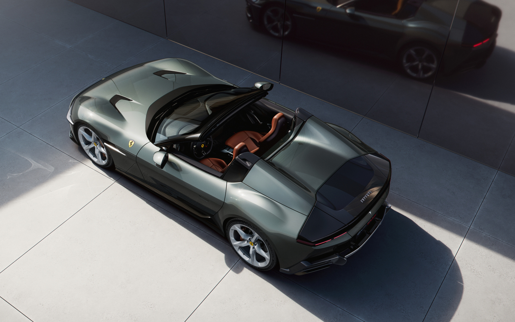 Вид сверху на автомобиль Ferrari 12Cilindri Spider 2024 года