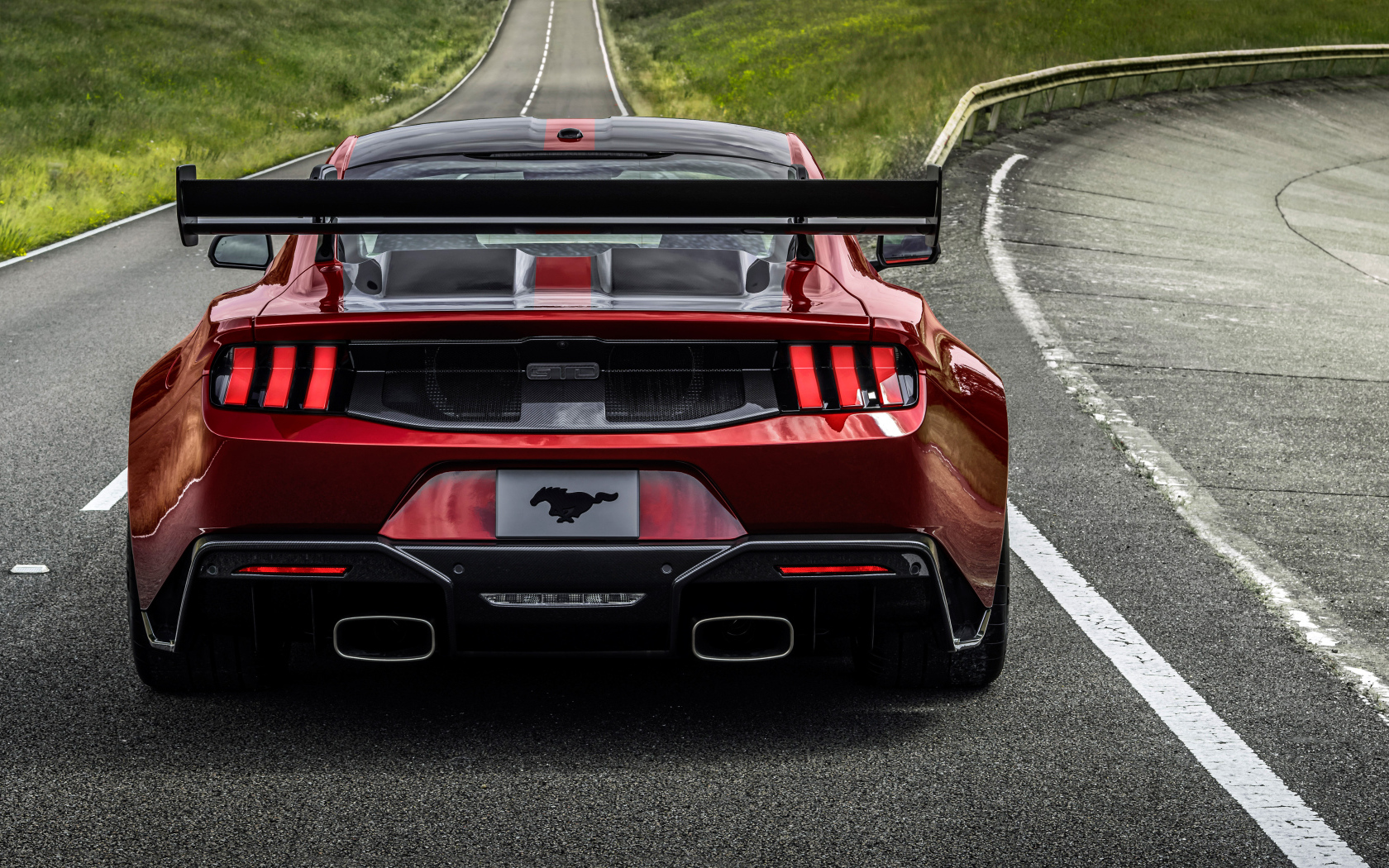 Вид сзади на автомобиль Ford Mustang GTD Performance Pack 2025 года