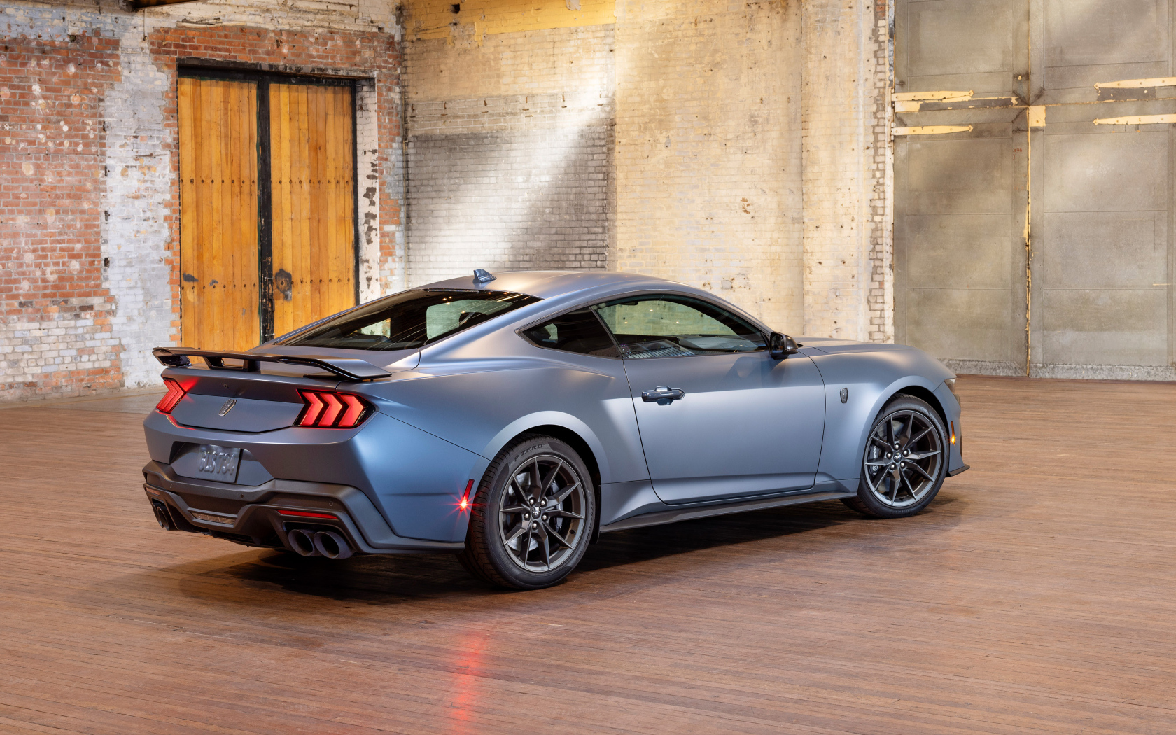 Вид сзади на серебристый автомобиль Ford Mustang Dark Horse Matte Clear Film 2024 года