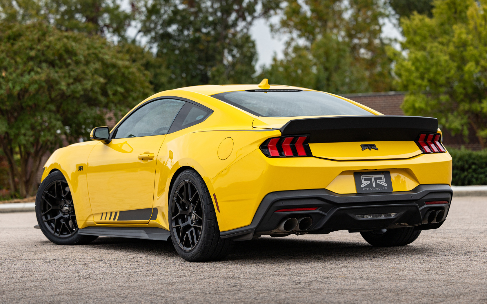 Вид сзади на желтый автомобиль RTR Ford Mustang S650 2024 года