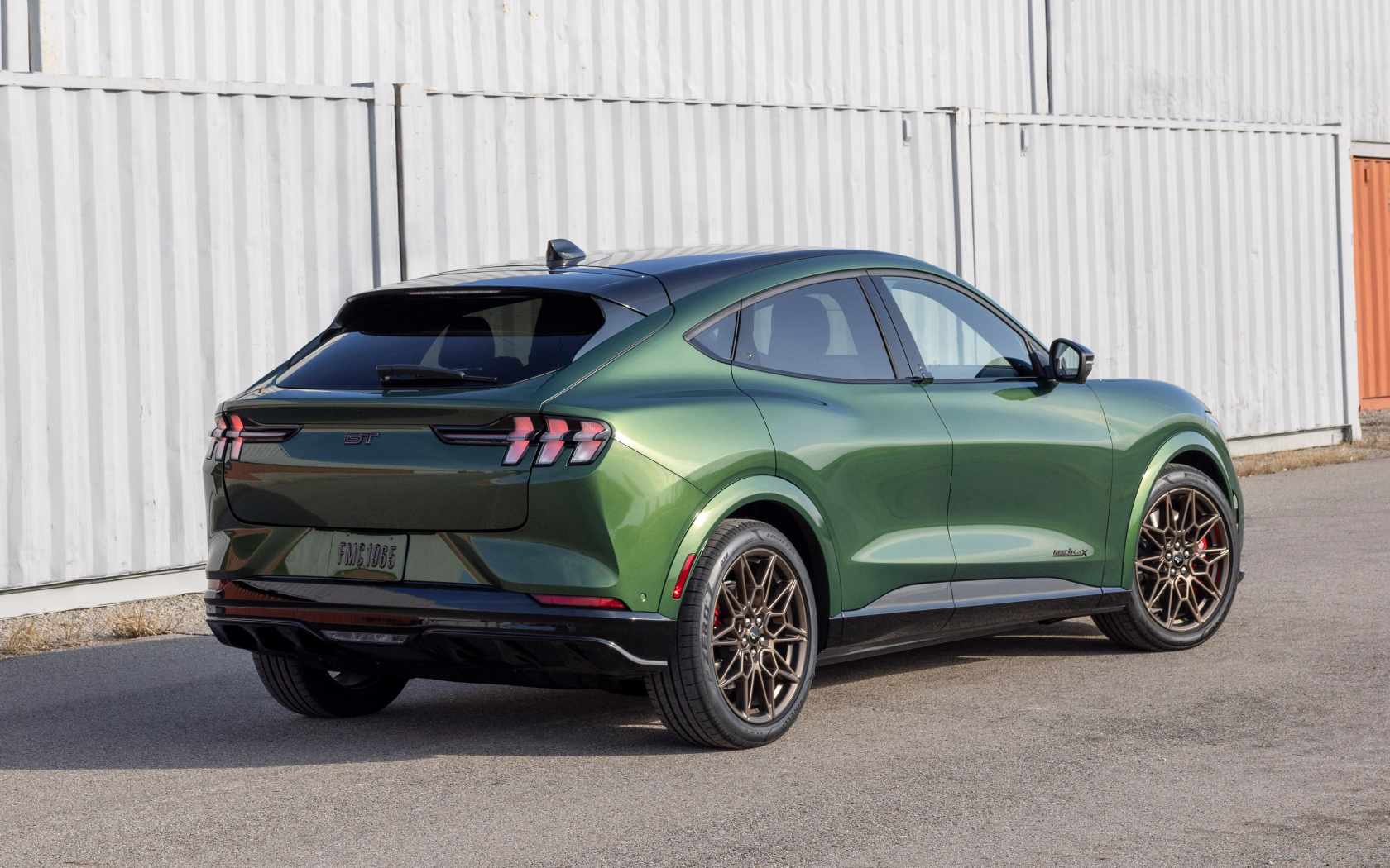 Вид сзади на автомобиль  Ford Mustang Mach-E GT Bronze Appearance Package 2024  года