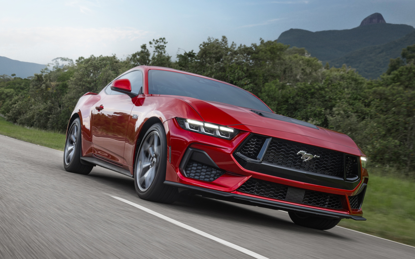 Красный автомобиль Ford Mustang GT Performance 2024 года