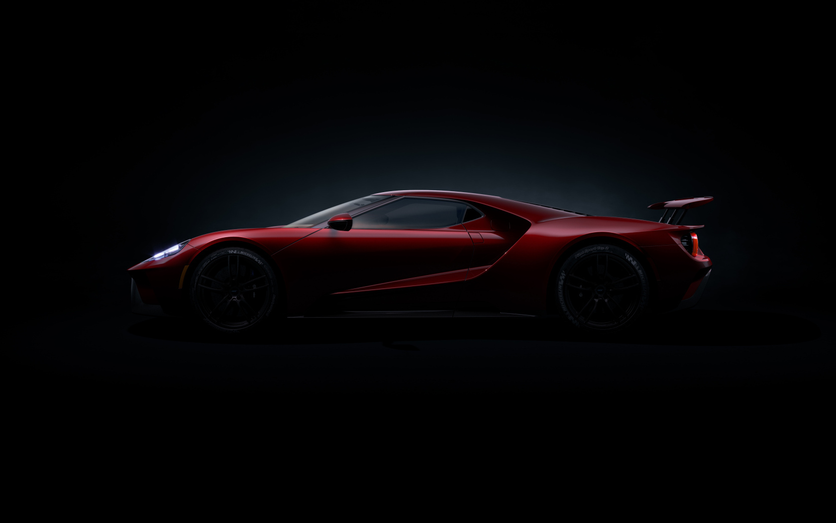 Вид сбоку на красный автомобиль Ford GT