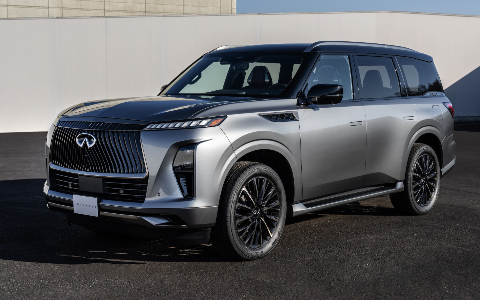 Большой дорогой автомобиль Infiniti QX80 Autograph AWD 2025 года