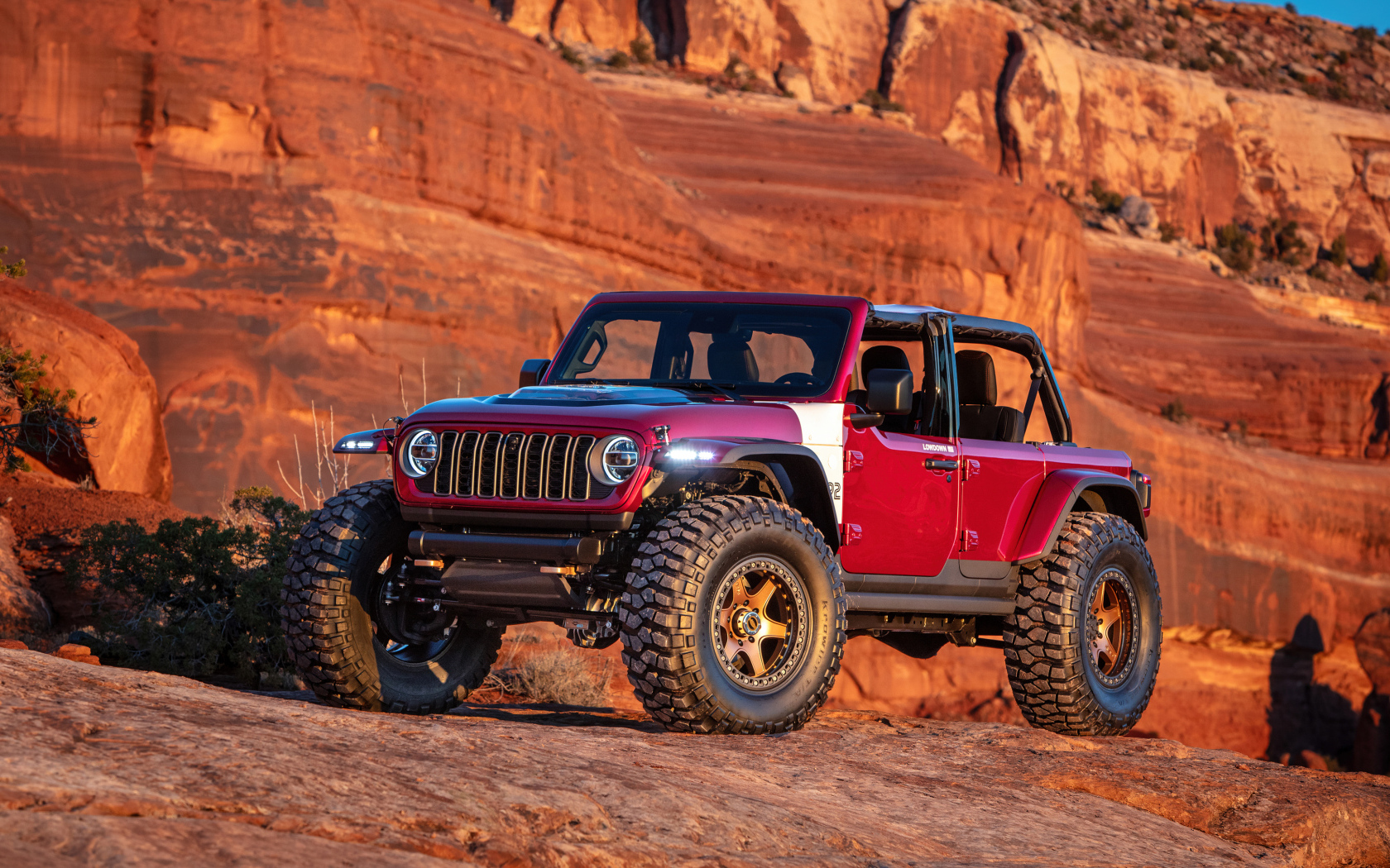 Автомобиль Jeep Low Down Concept 2024 года в горах