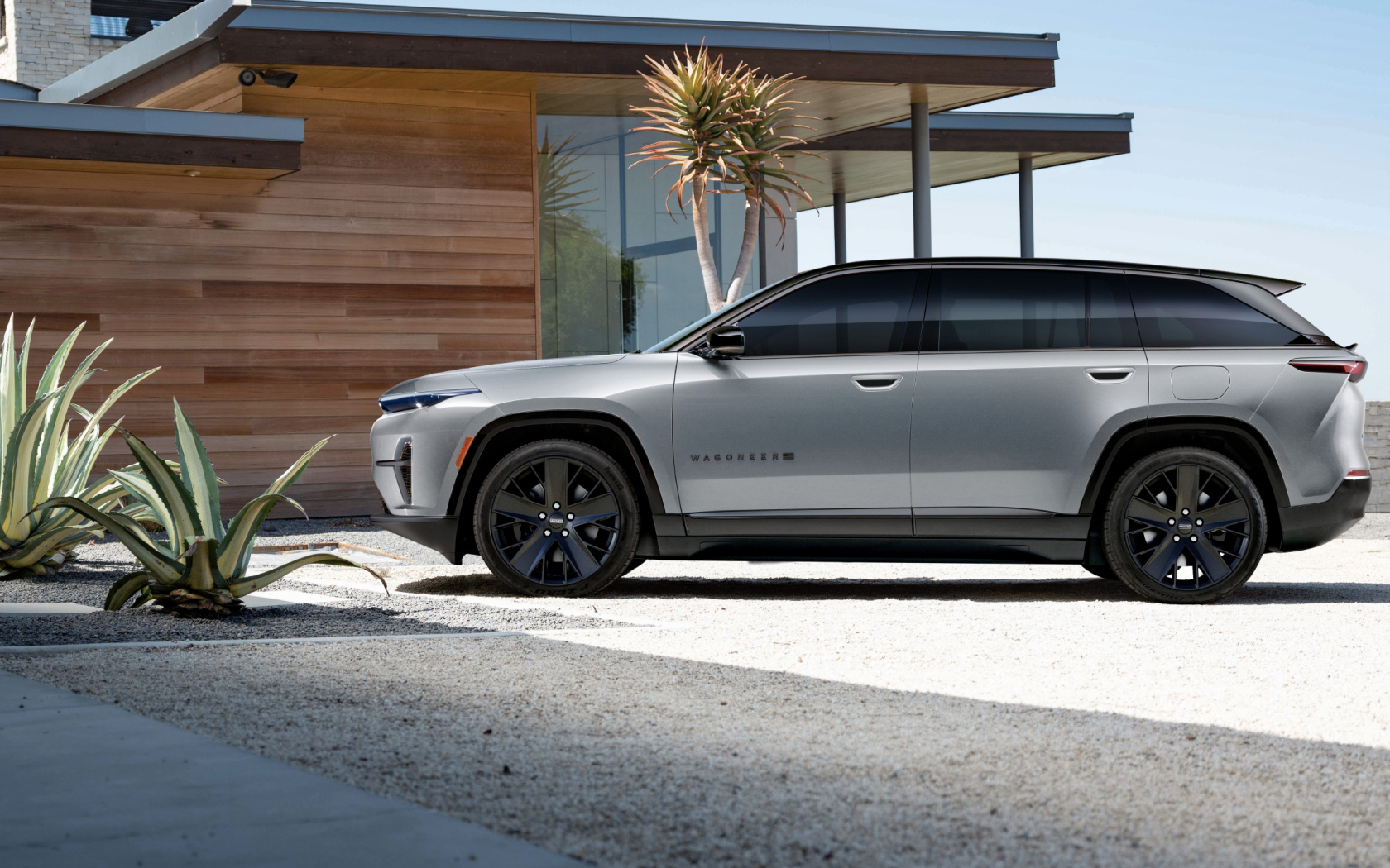 Автомобиль Jeep Wagoneer S Launch Edition 2024 года у дома