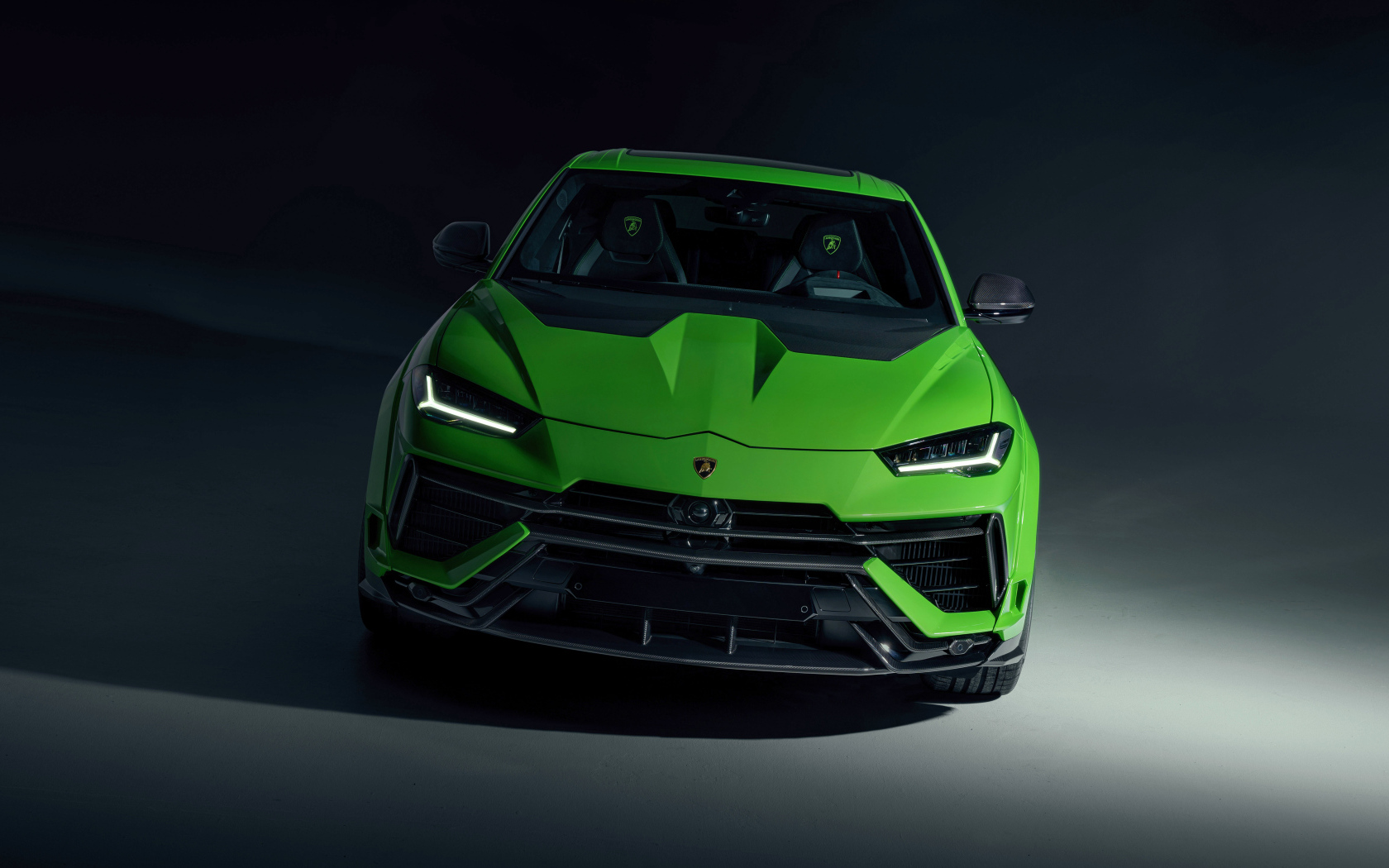 Зеленый автомобиль Lamborghini Urus на черном фоне