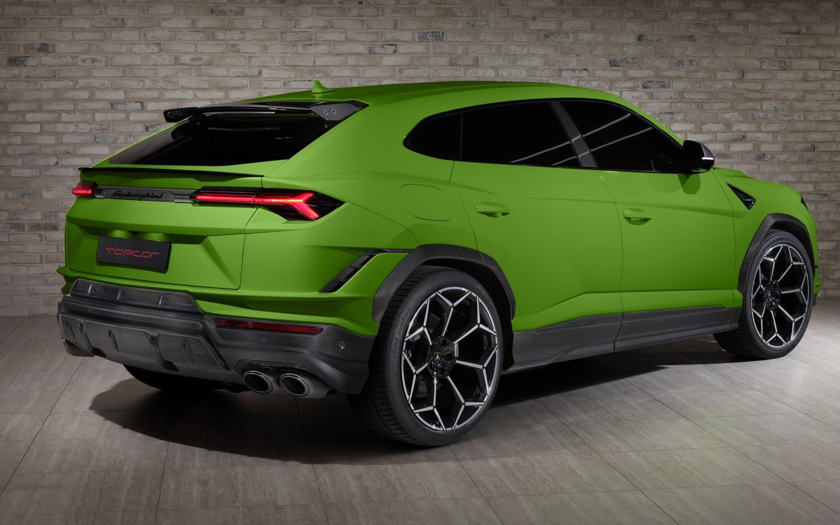 Зеленый автомобиль Lamborghini Urus Performante 2024  года вид сзади