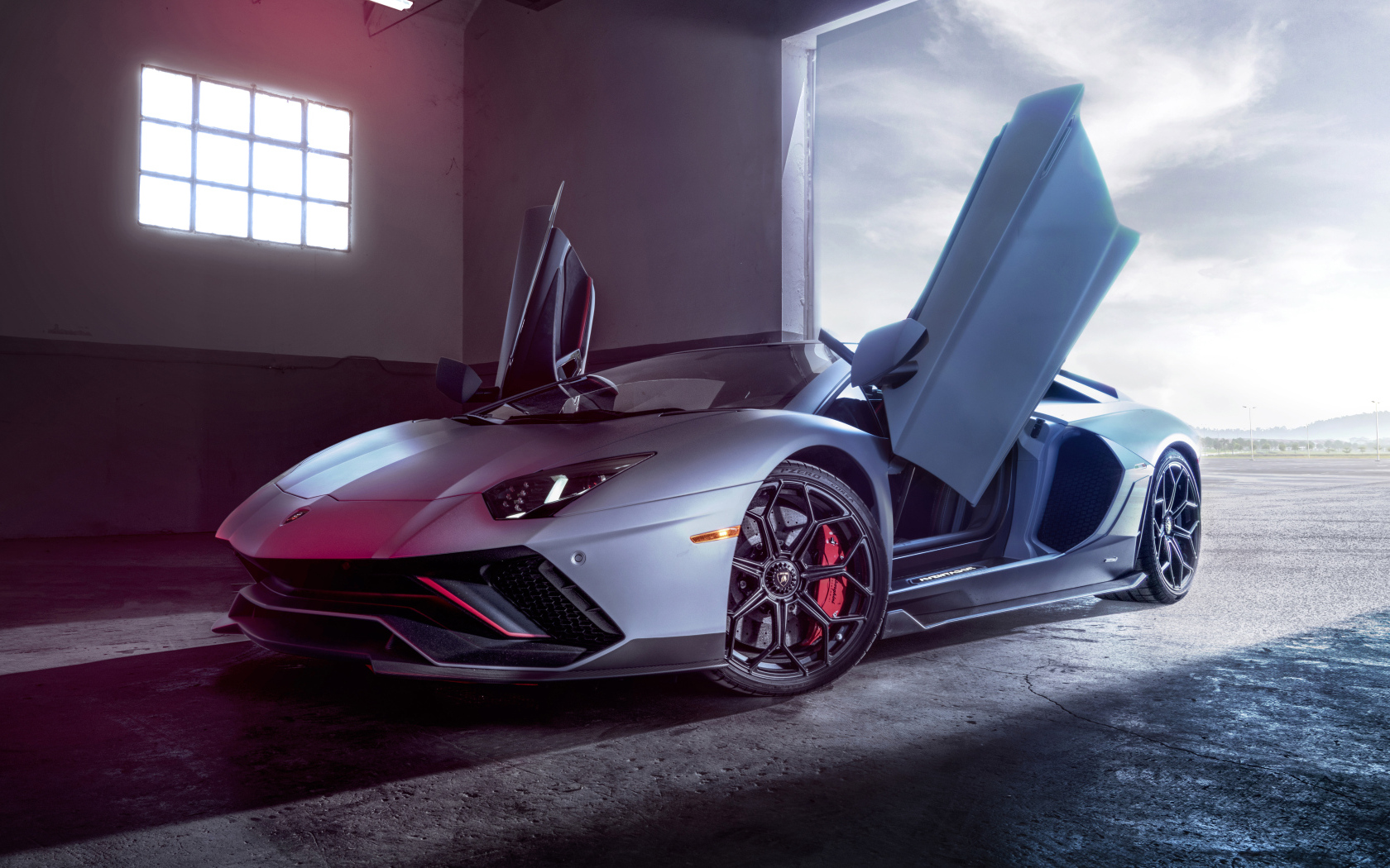 Автомобиль Lamborghini Aventador LP с открытыми дверями