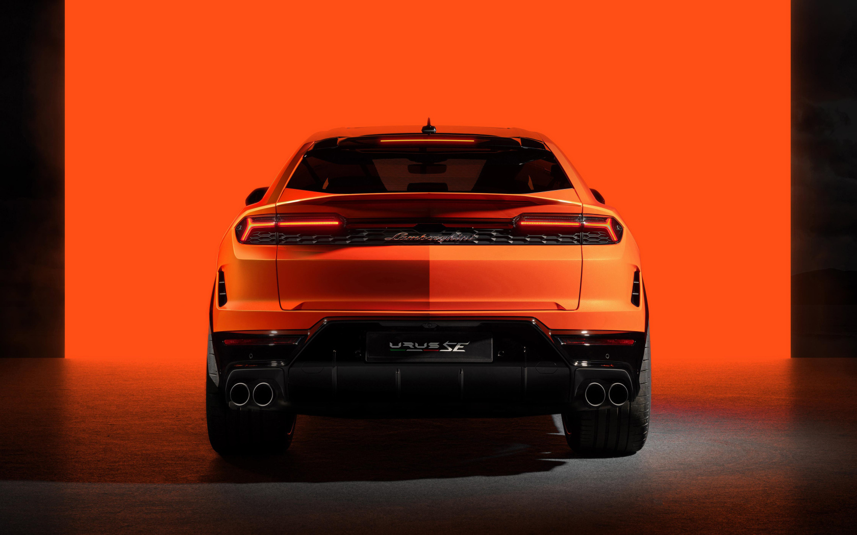 Автомобиль  Lamborghini Urus SE Plug-In Hybrid вид сзади