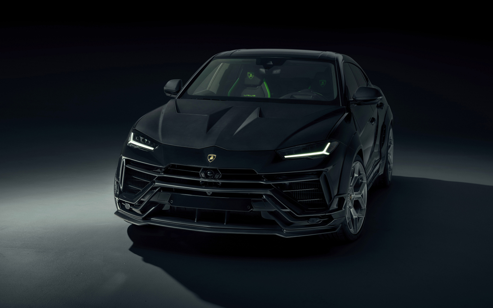 Автомобиль Lamborghini Urus на черном фоне