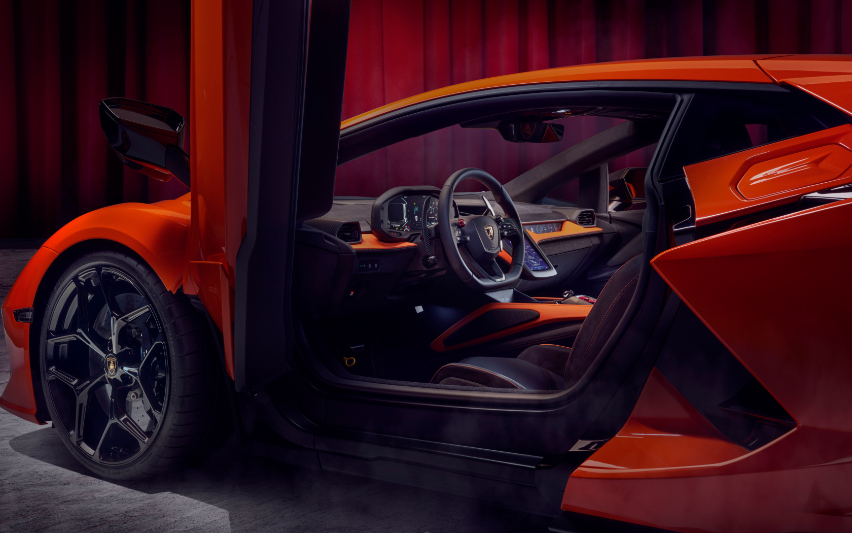 Открытая дверь в автомобиле Lamborghini Revuelto