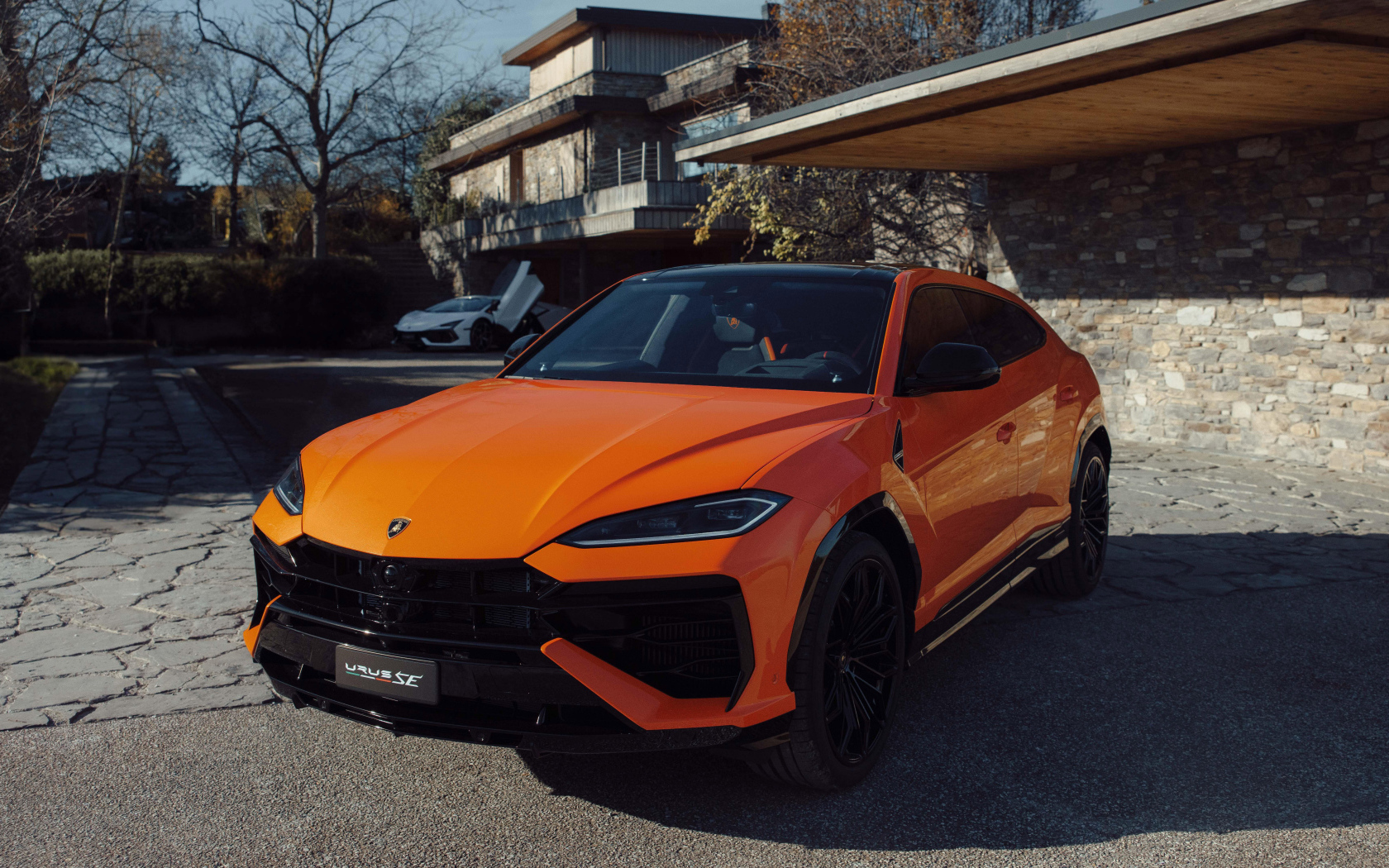Оранжевый внедорожник Lamborghini Urus SE Plug-In Hybrid