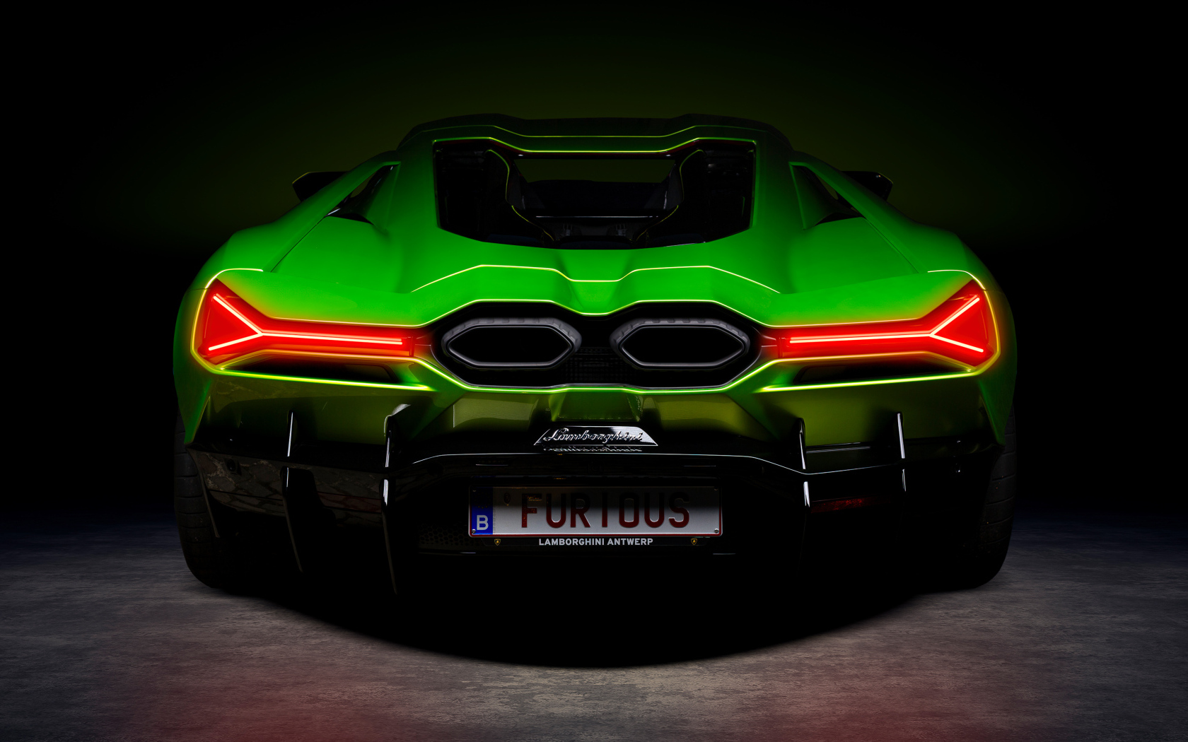 Вид сзади на зеленый автомобиль Lamborghini Revuelto