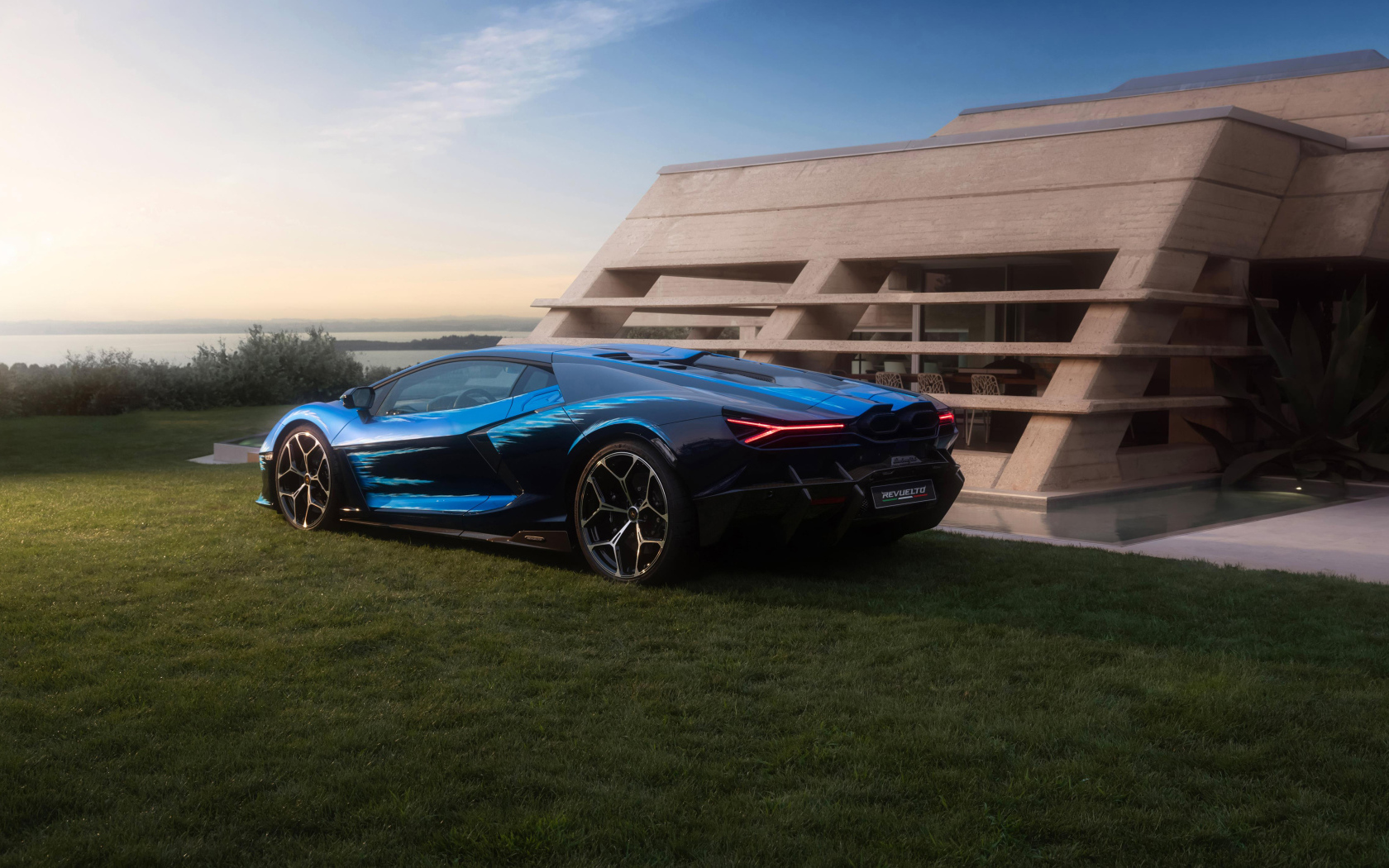 Вид сзади на автомобиль Lamborghini Revuelto Opera Unica 2024 года