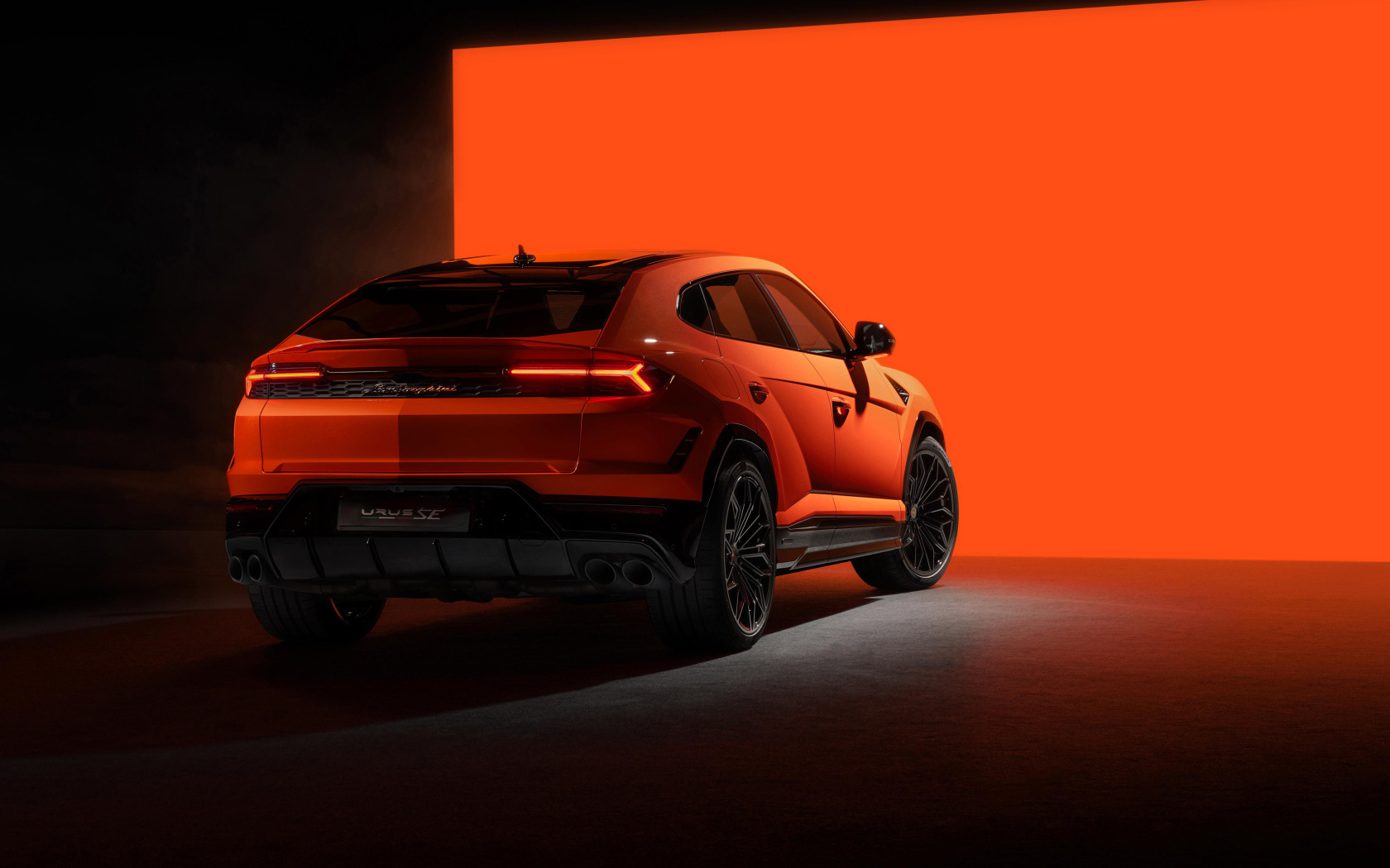 Вид сзади на внедорожник Lamborghini Urus SE Plug-In Hybrid