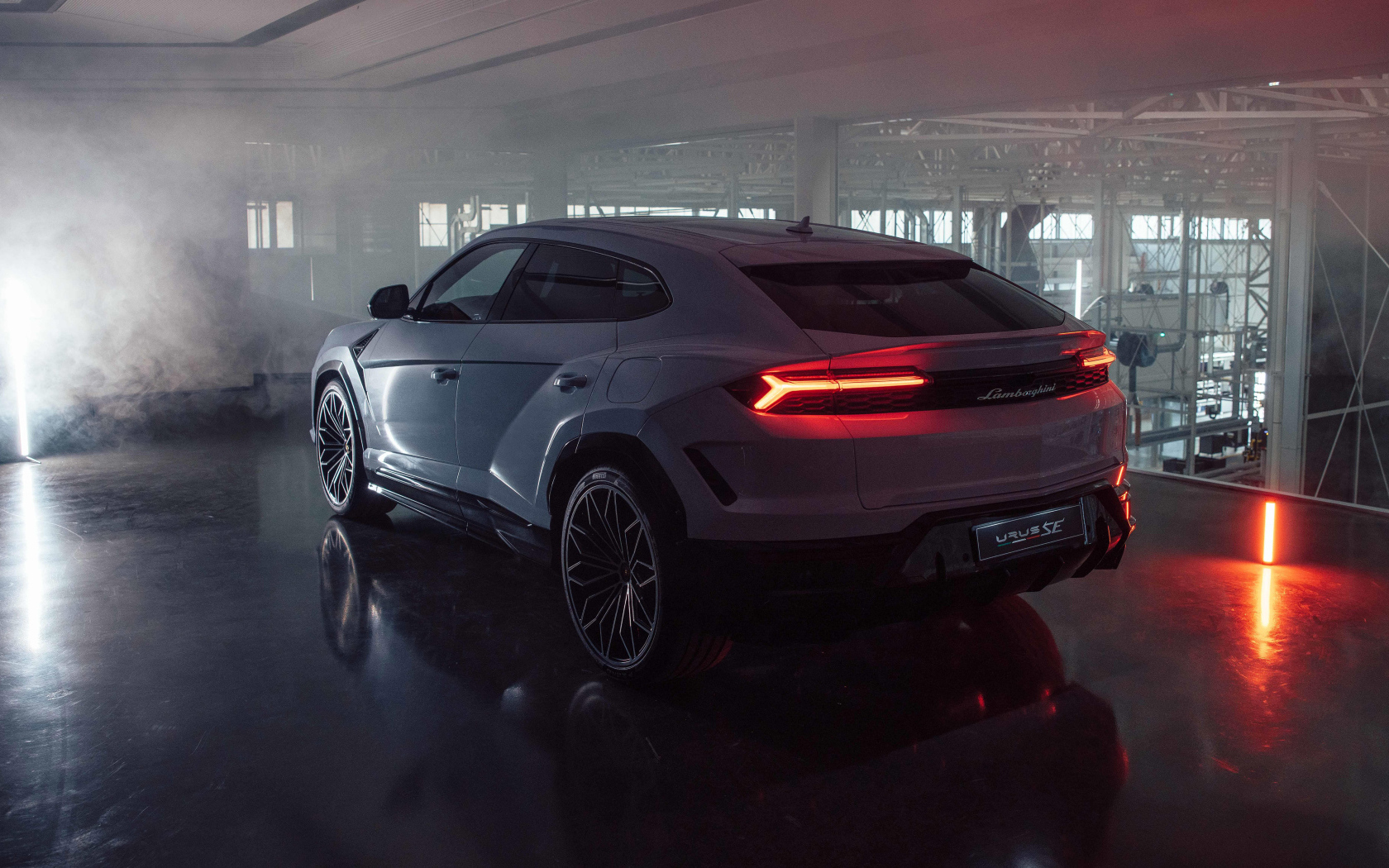 Вид сзади на автомобиль Lamborghini Urus SE Plug-In Hybrid Super SUV