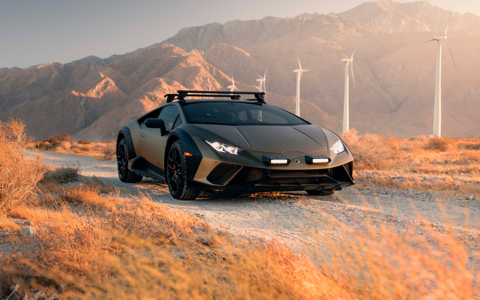 Стильный автомобиль Lamborghini Huracán Sterrato 2024 года в горах