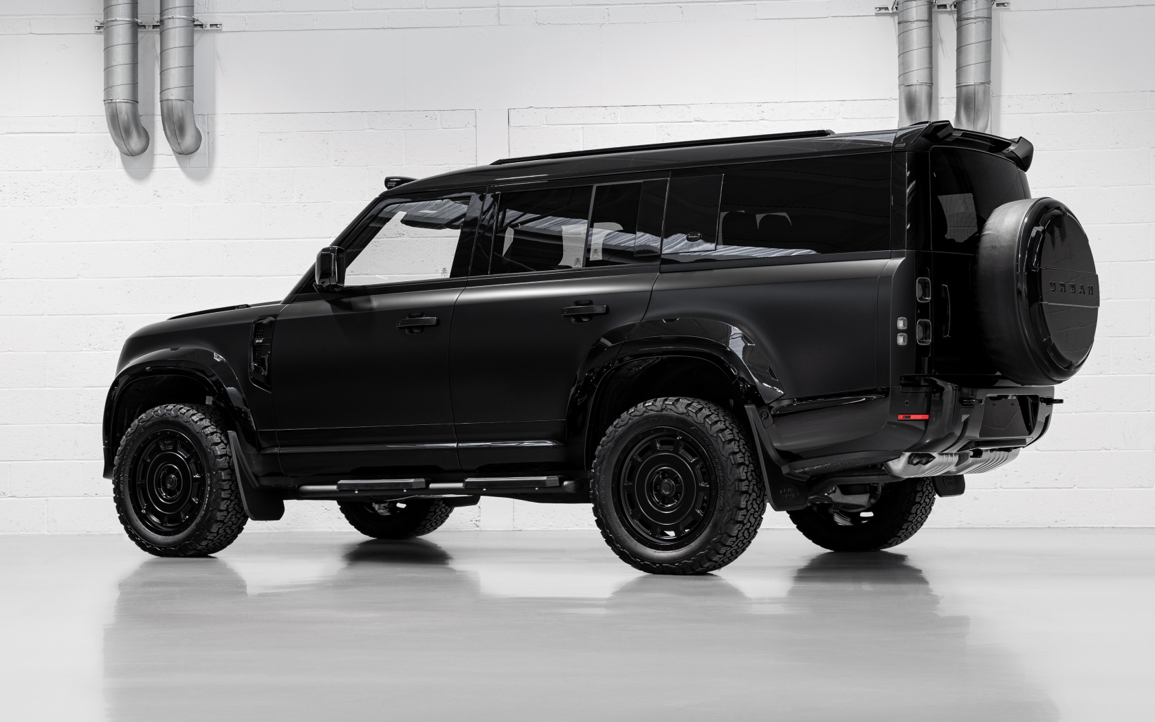 Черный внедорожник Land Rover Defender Widetrack 2024 года