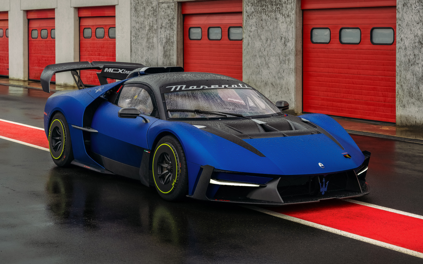 Синий быстрый автомобиль Maserati MCXtrema