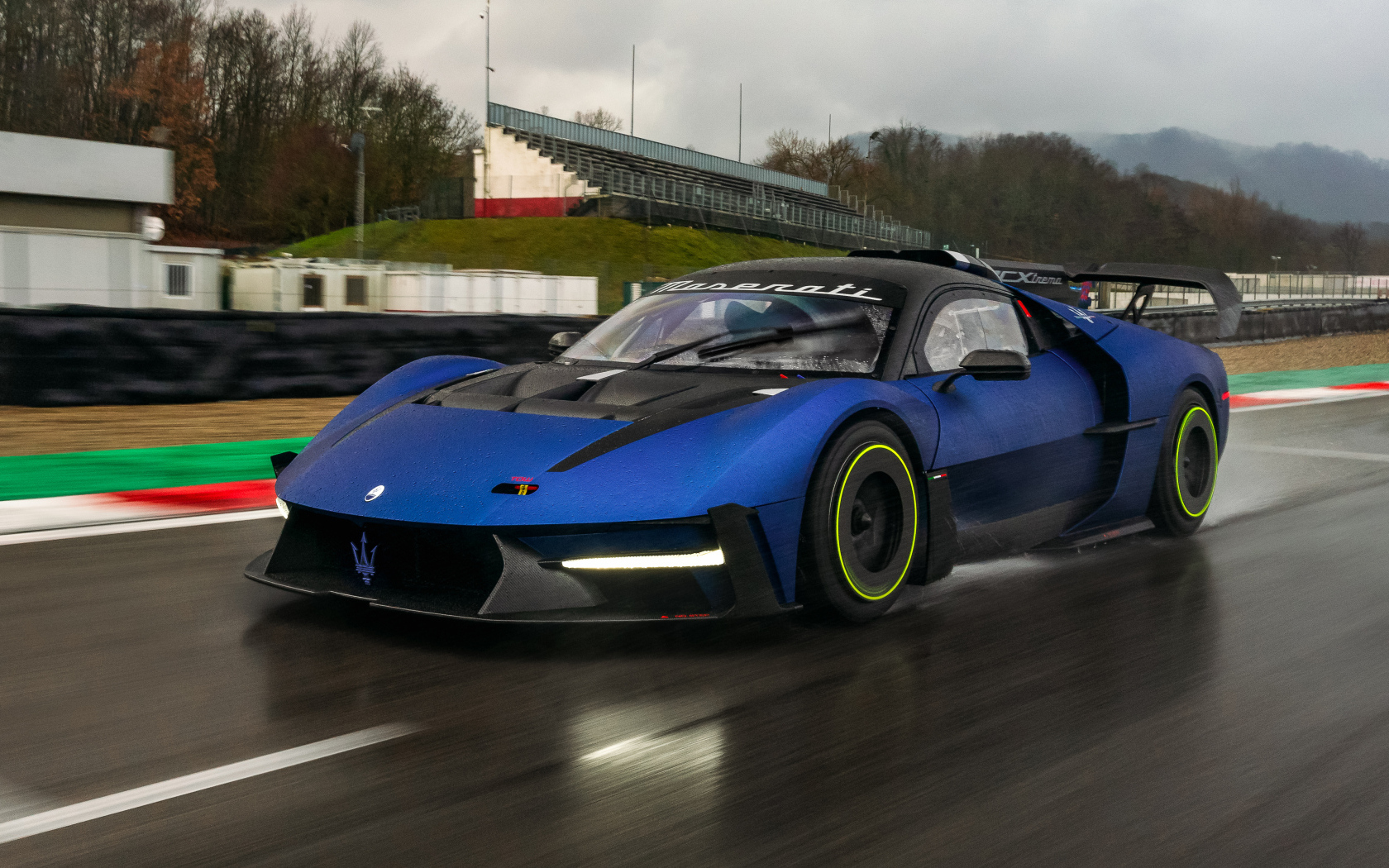 Синий спортивный автомобиль Maserati MCXtrema