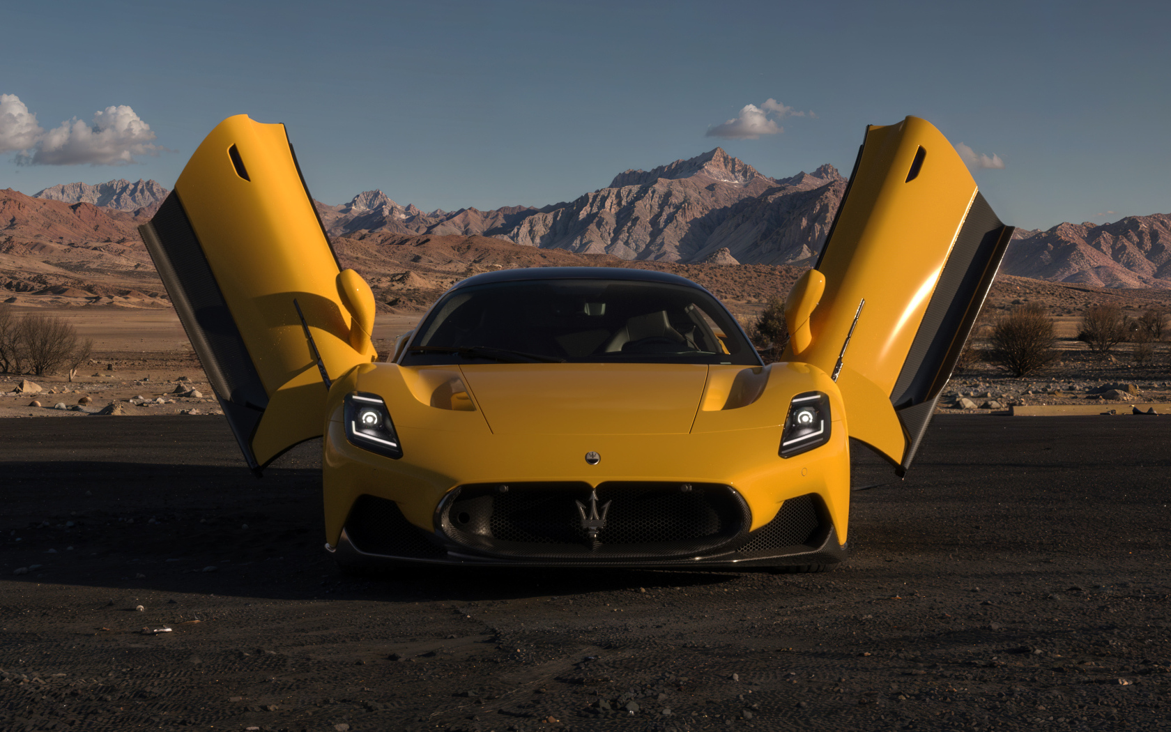 Желтый спорткар Maserati MC20 с открытыми дверями