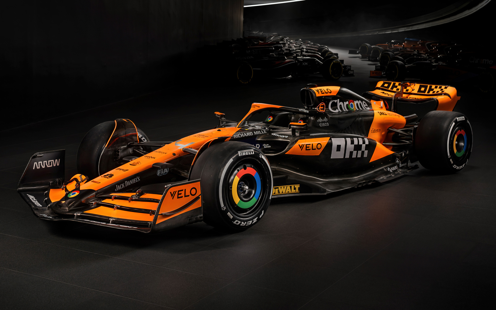Гоночный автомобиль McLaren MCL38 Formula 1 2024 года на черном фоне