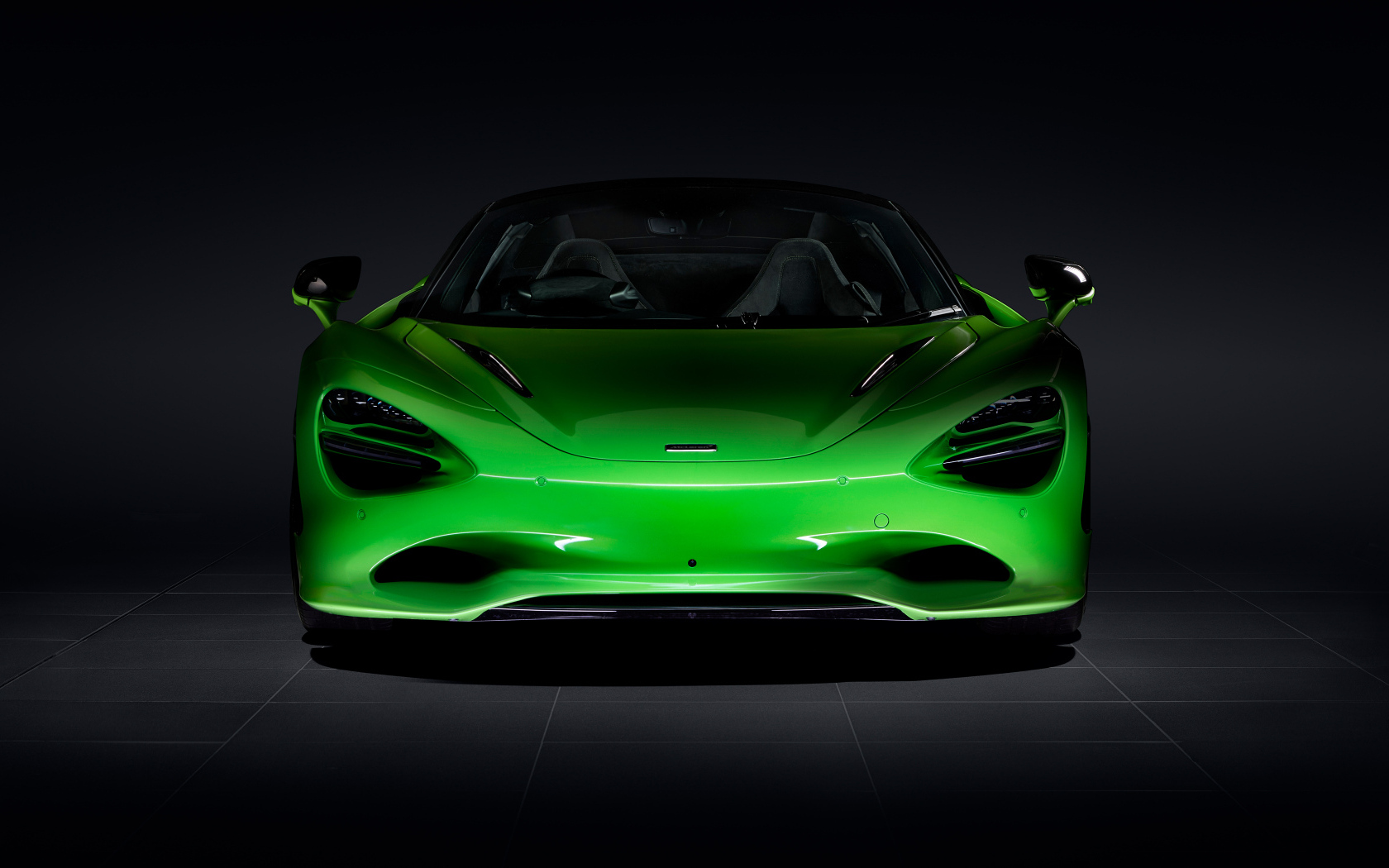 Вид спереди на зеленый автомобиль McLaren 750S