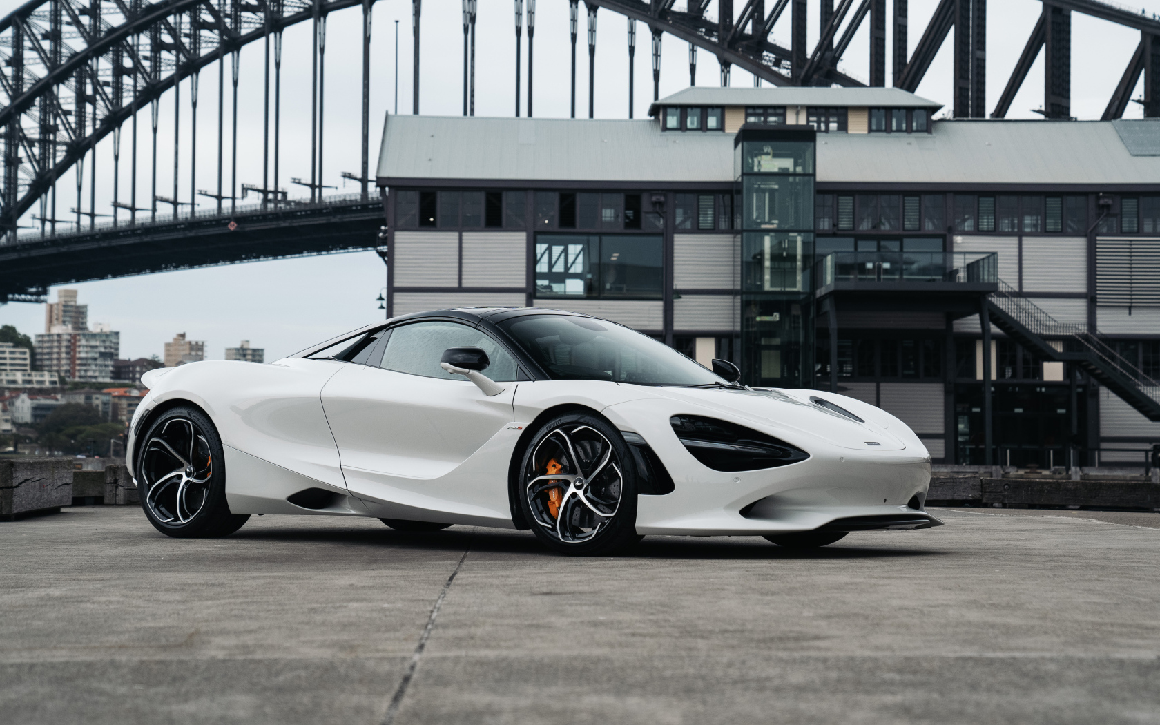 Автомобиль McLaren 750S Spider у здания