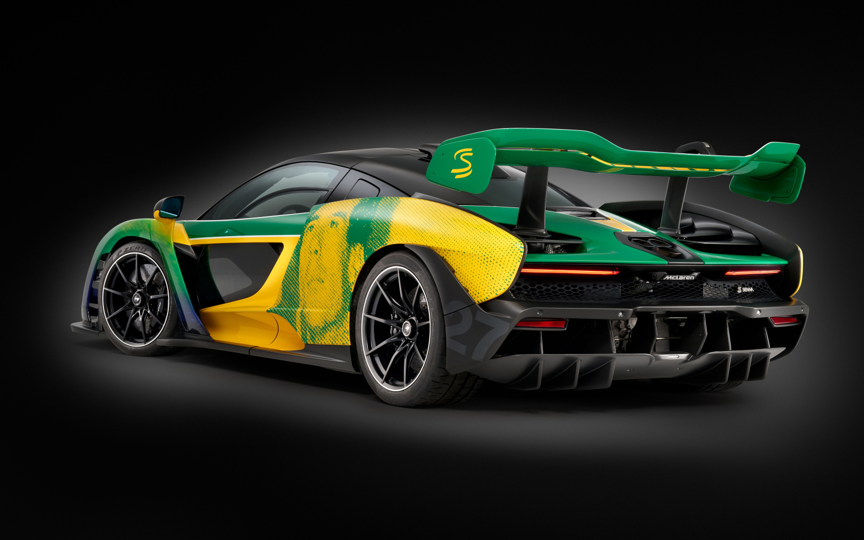 Вид сзади на автомобиль McLaren Senna Sempre 2024  года на сером фоне