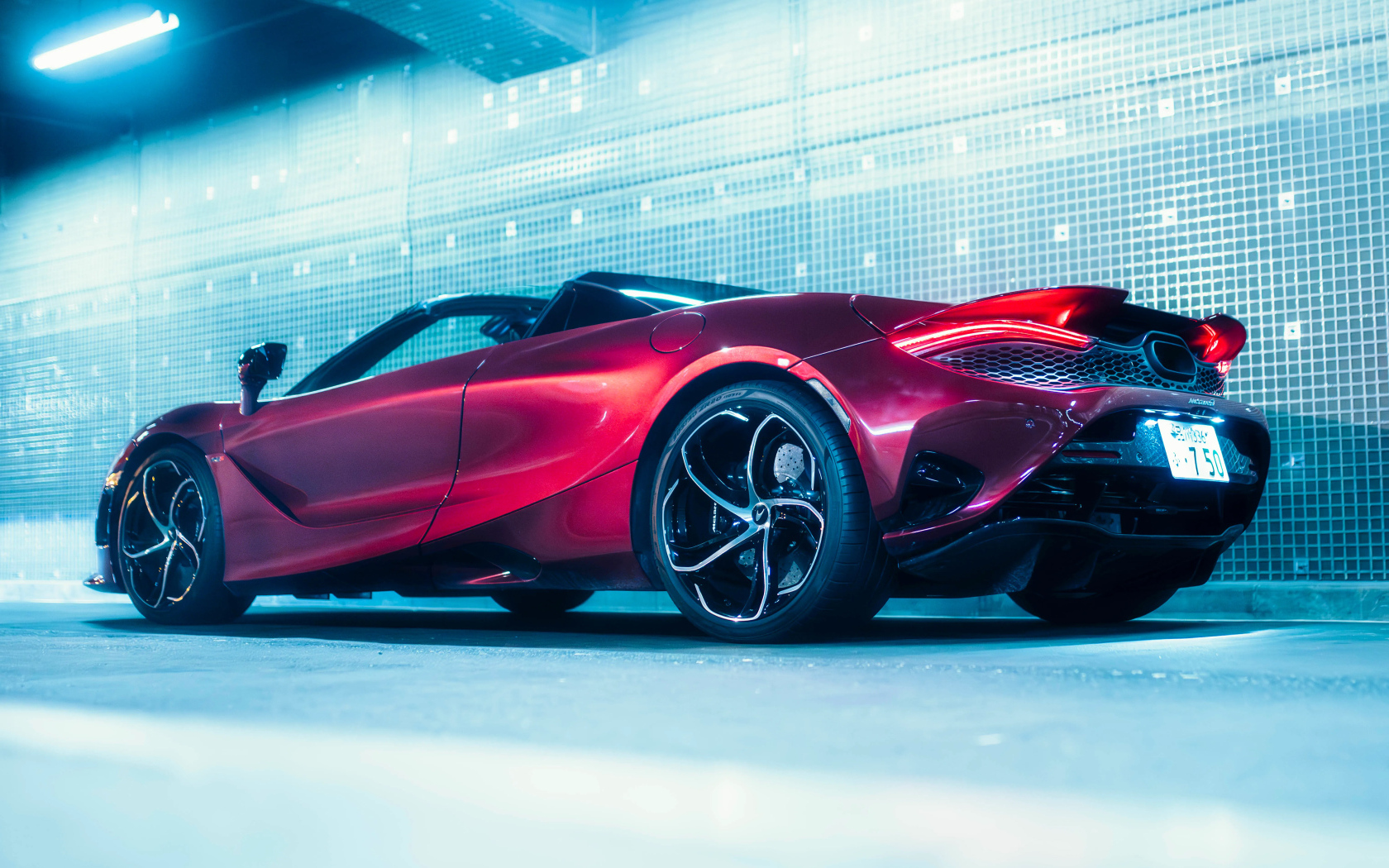 Вид сзади на красный автомобиль McLaren 750S Spider