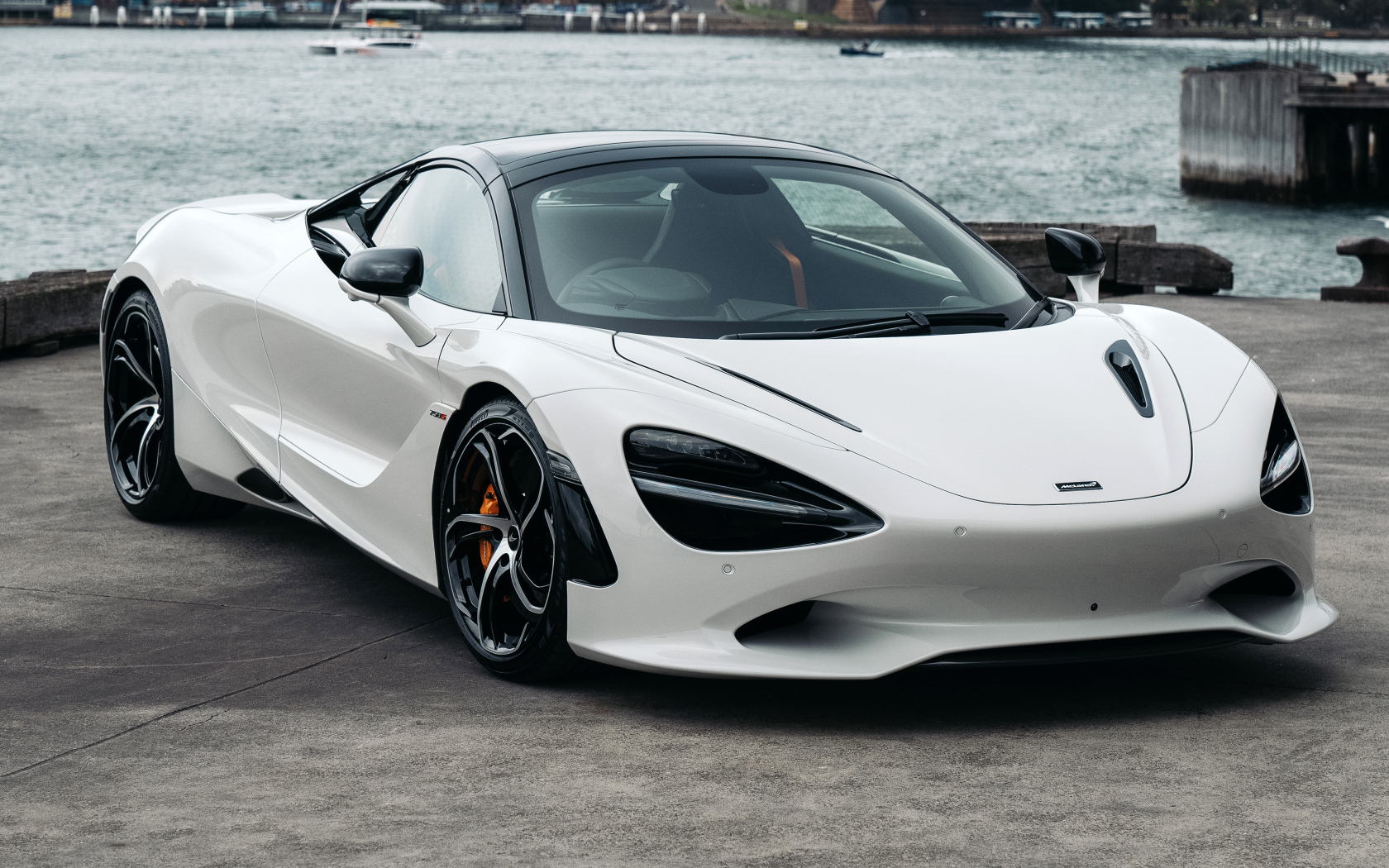 Белый автомобиль McLaren 750S Spider