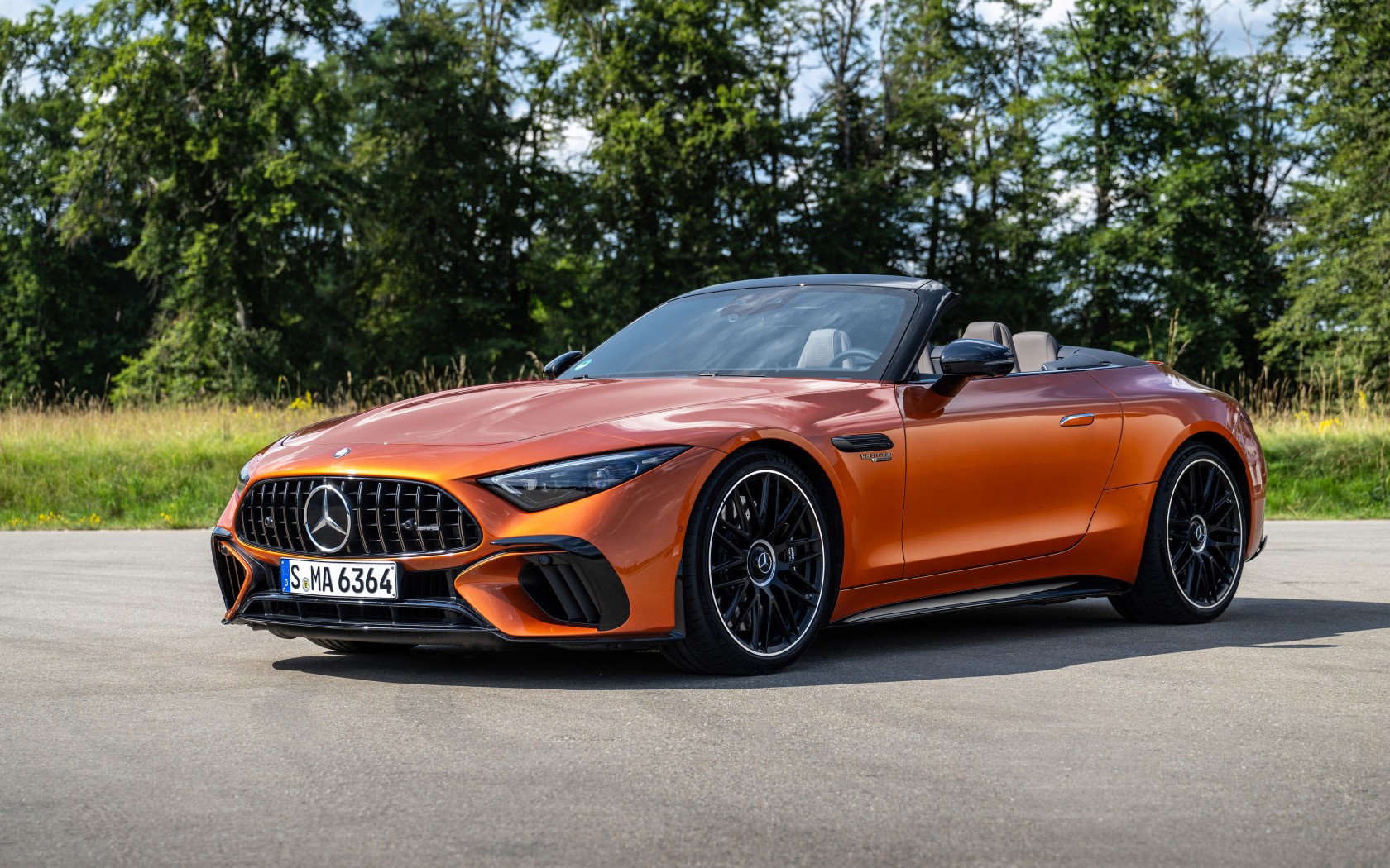 Оранжевый автомобиль Mercedes-AMG SL 63 S E Performance 2024  года