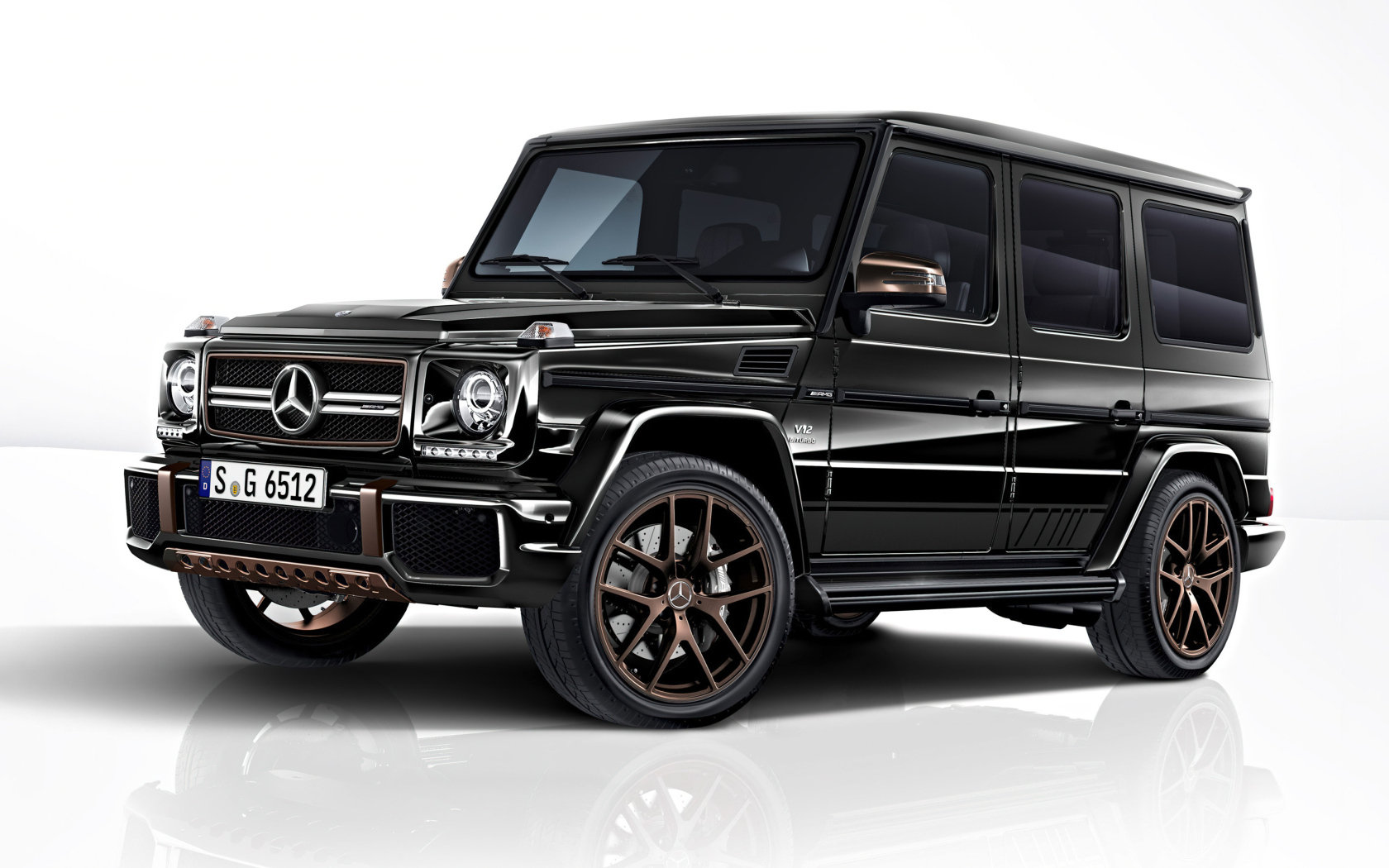 Черный джип Mercedes-AMG G65 на белом фоне