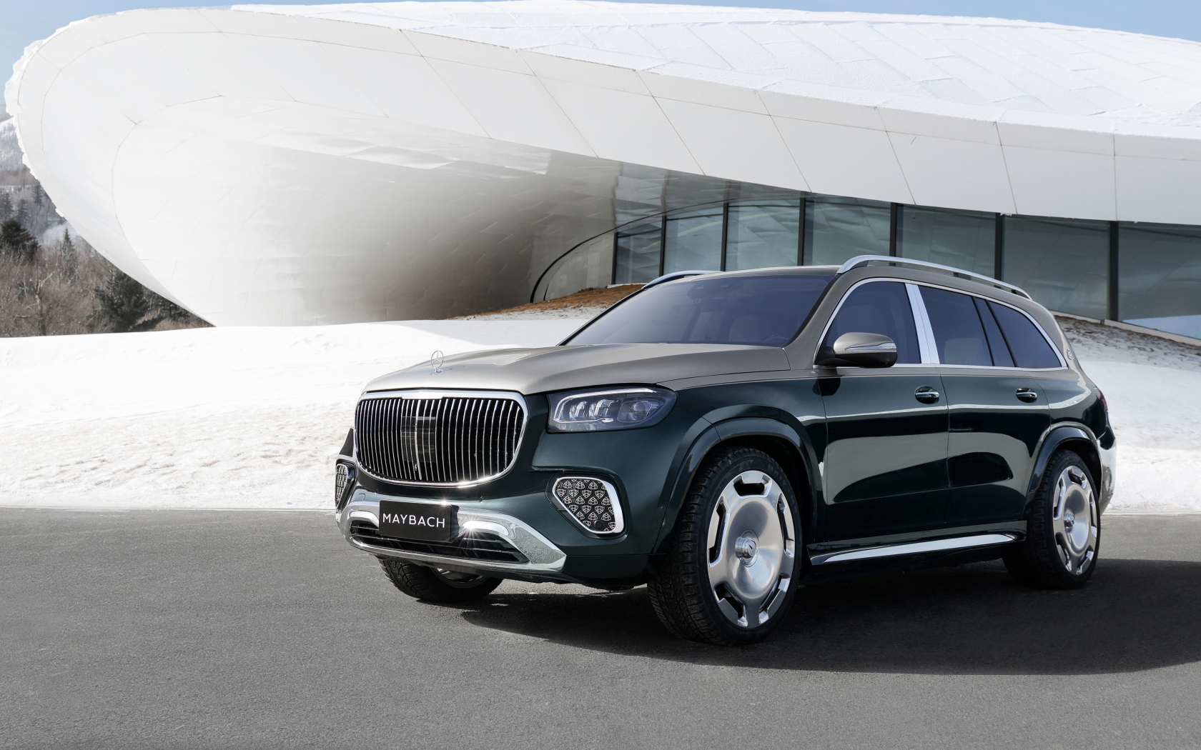 Черный автомобиль Mercedes-Maybach GLS 600 4MATIC 2024 года