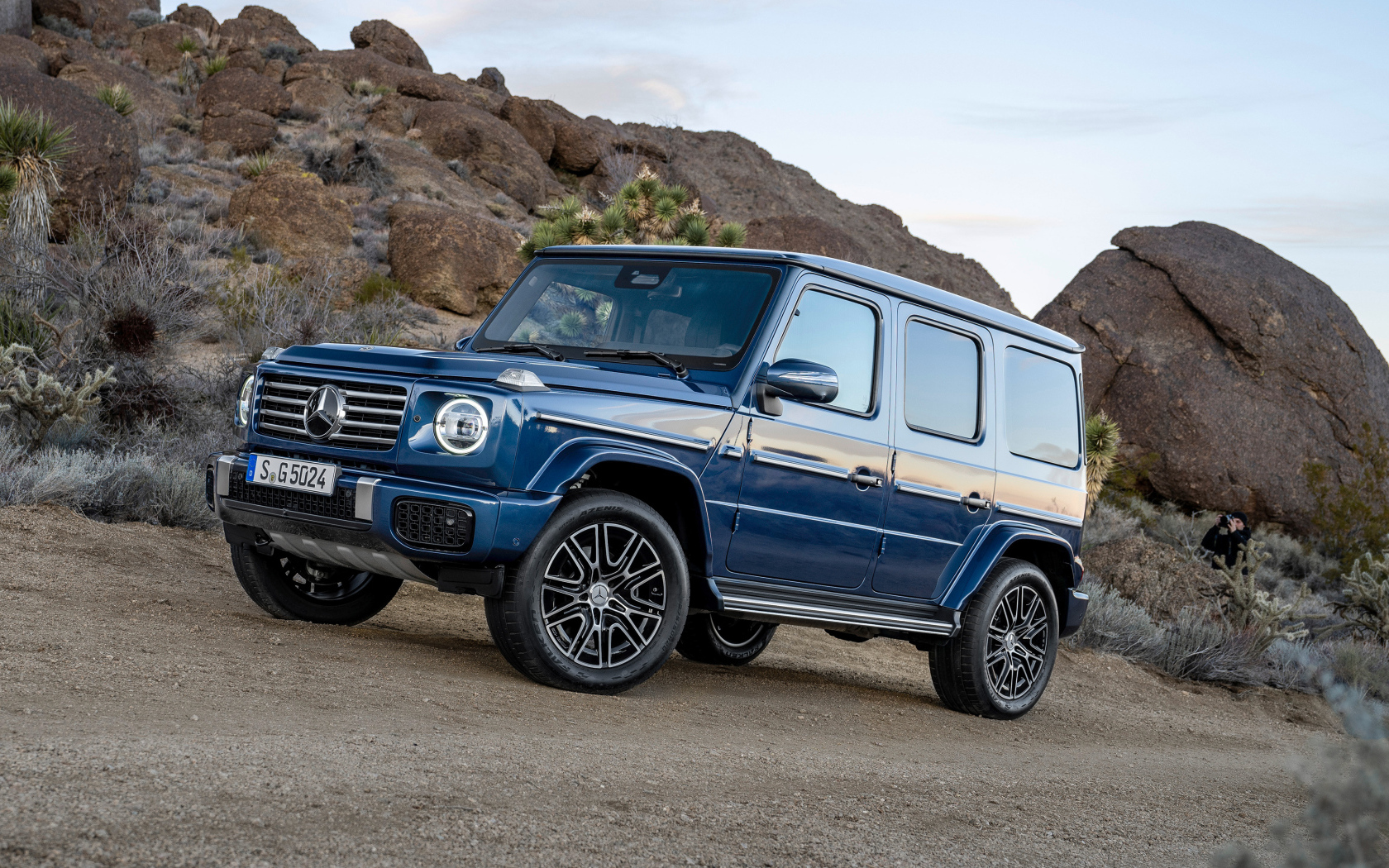 Синий автомобиль Mercedes-Benz G 500 в горах