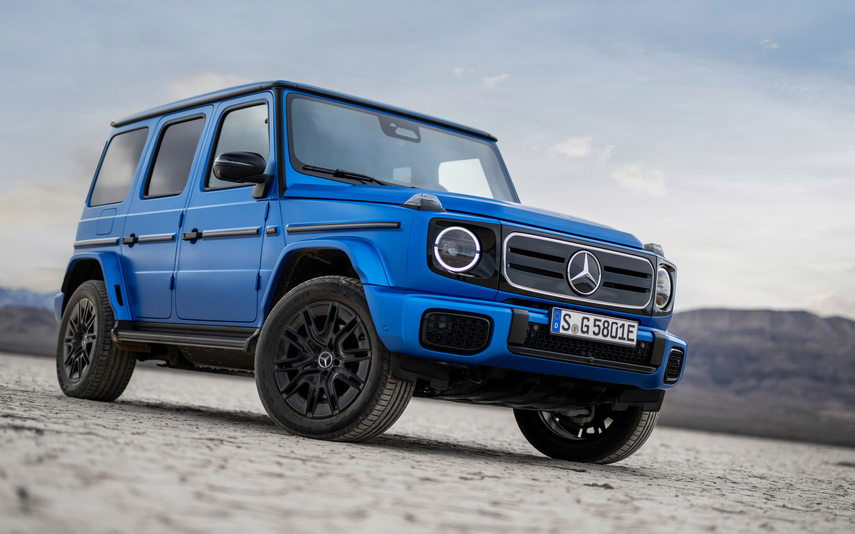 Синий внедорожник Mercedes-Benz G 580 With EQ Technology Edition One 2024 года