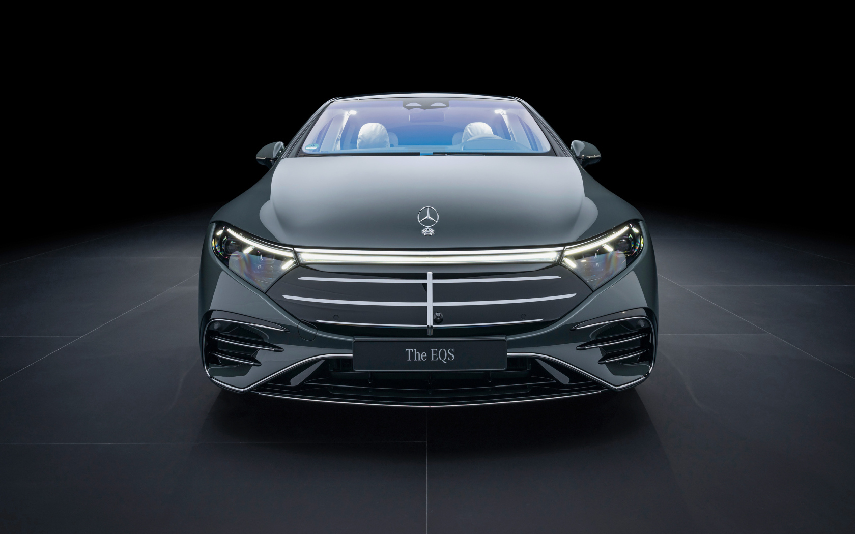 Вид спереди на дорогой автомобиль Mercedes-Benz EQS 580 4MATIC AMG Line 2024  года