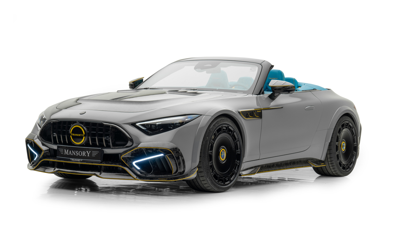 Вид спереди на автомобиль Mansory Mercedes-AMG SL 63 4MATIC+ Widebody на белом фоне