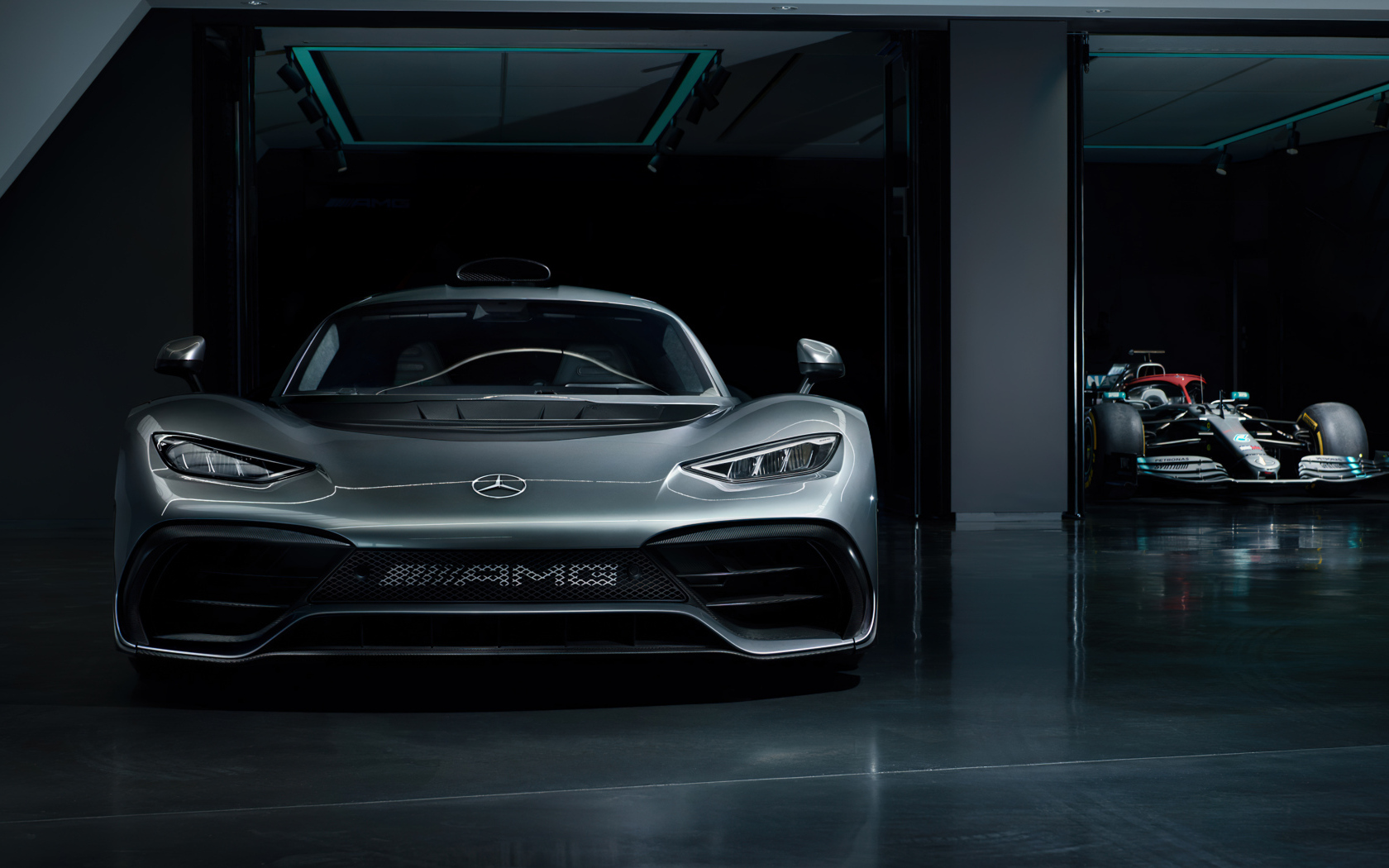 Вид спереди на автомобиль Mercedes-AMG ONE