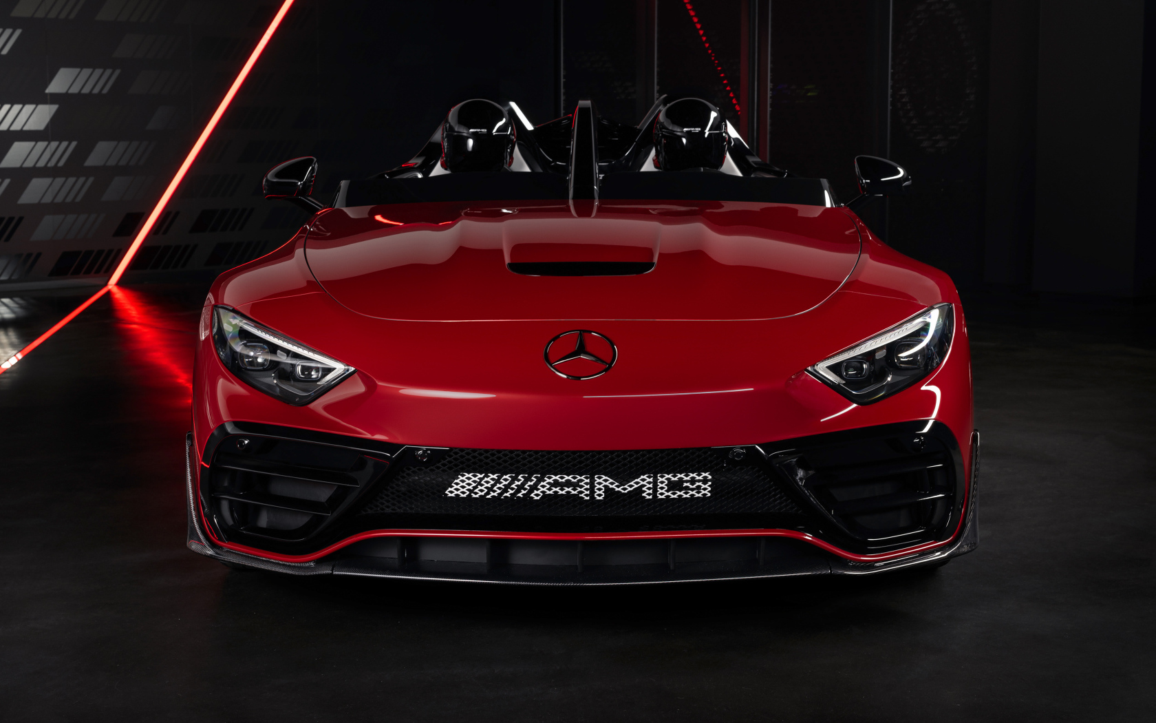 Вид спереди на красный автомобиль Concept Mercedes-AMG PureSpeed 2024 года