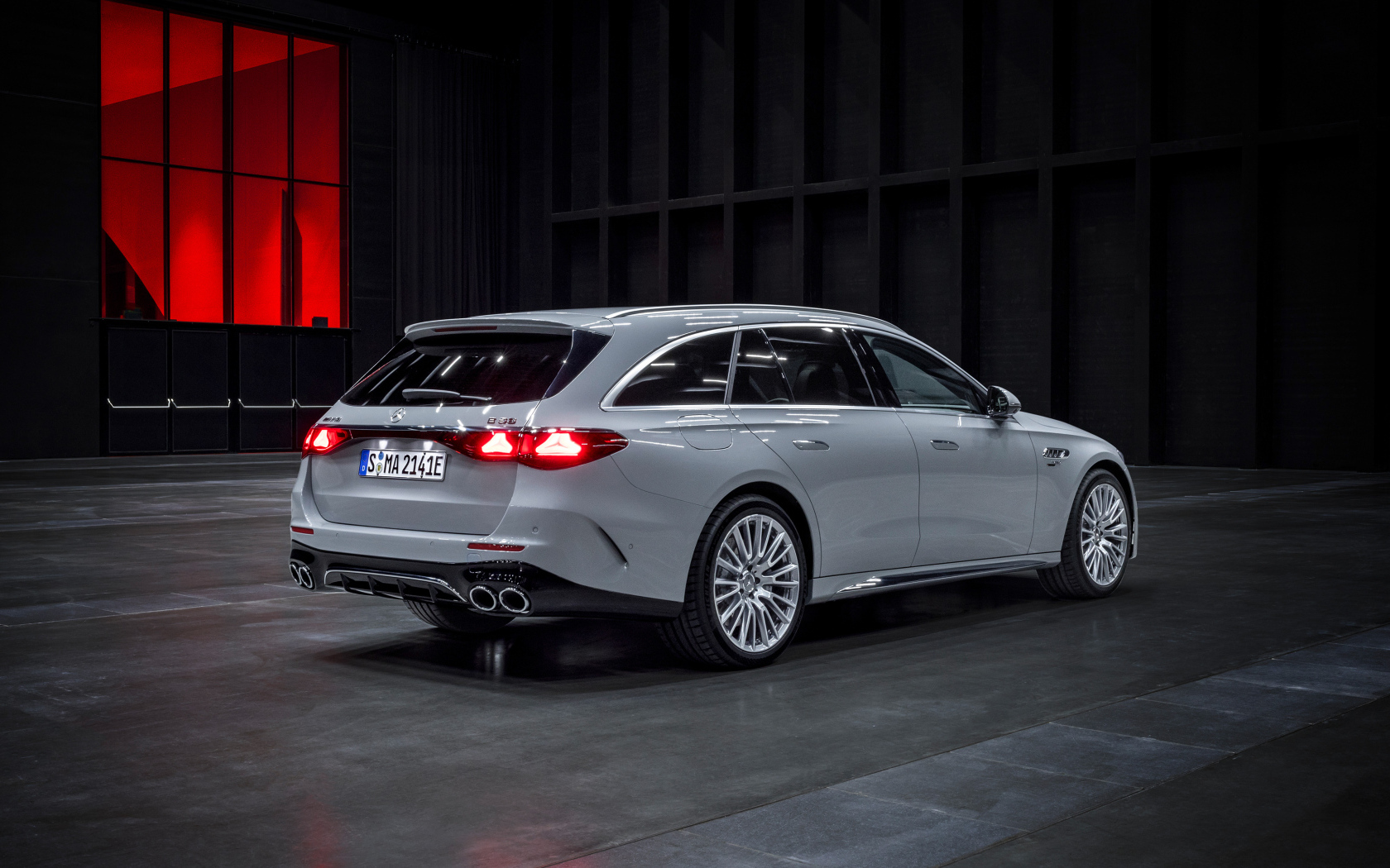 Вид сзади на автомобиль Mercedes-AMG E 53 HYBRID 4MATIC+ Estate 2024 года