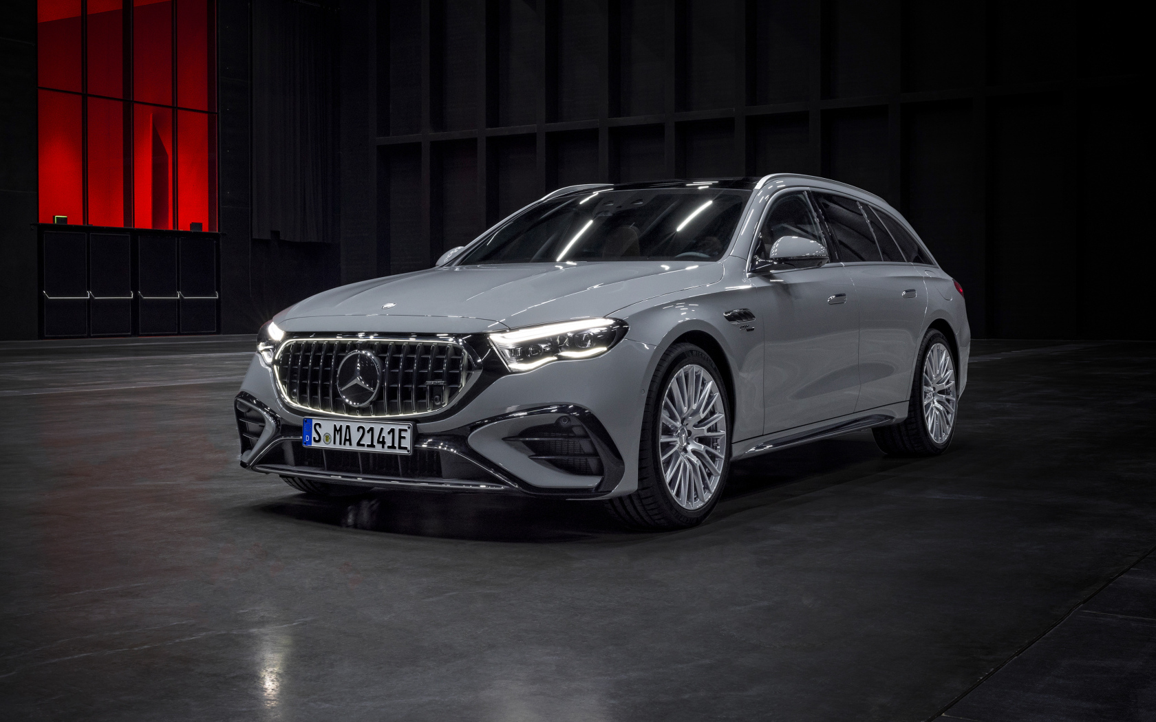 Серебристый автомобиль Mercedes-AMG E 53 HYBRID 4MATIC+ Estate 2024 года