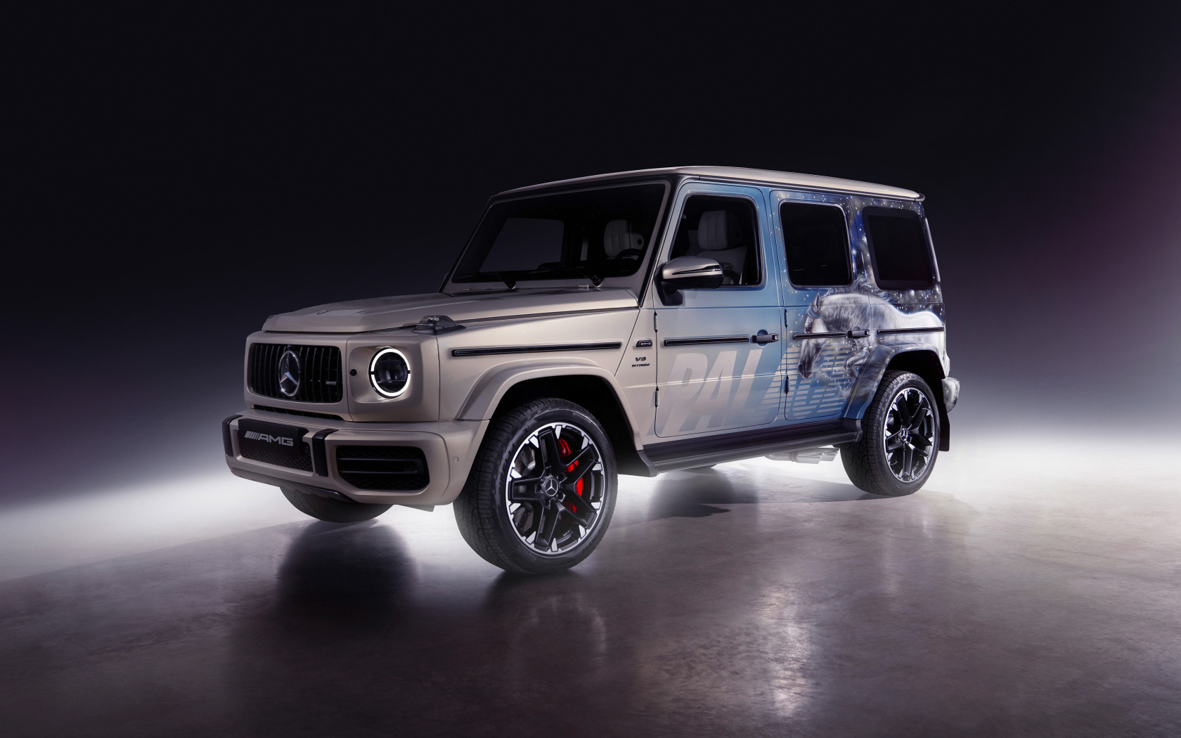 Серебристый джип Mercedes-AMG G 63