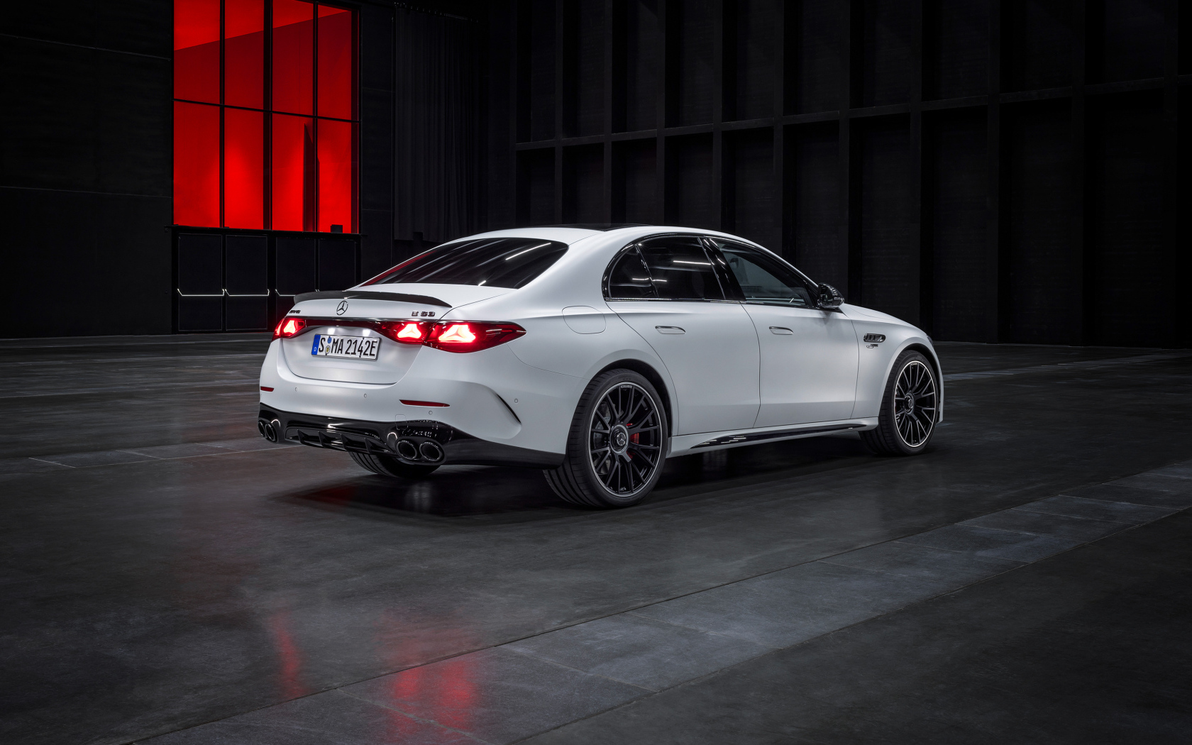 Белый автомобиль Mercedes-AMG E 53 HYBRID 4MATIC+ 2024  года вид сзади