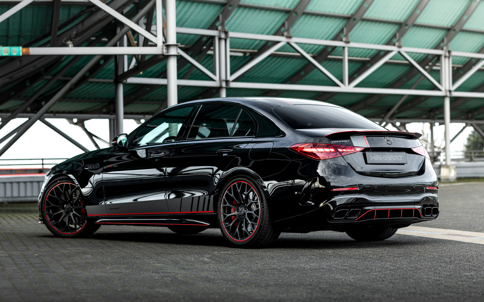Черный автомобиль Manhart CRE 700 2024 года вид сзади