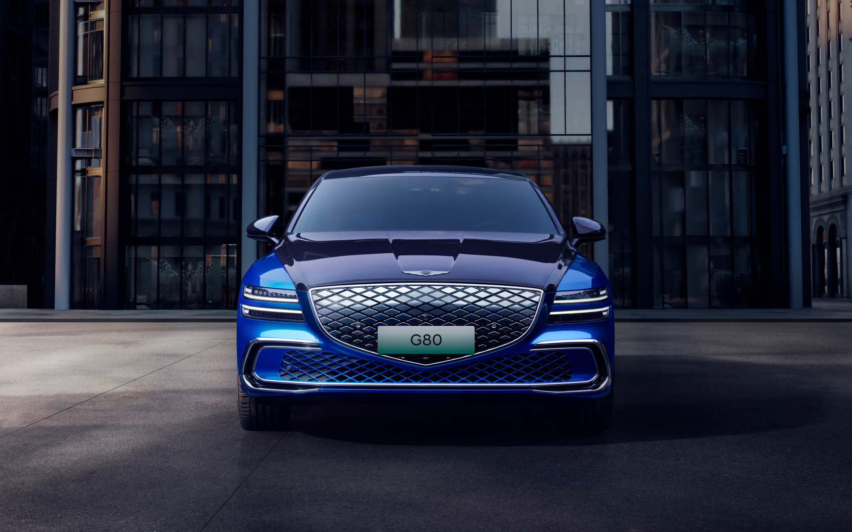 Синий автомобиль Genesis Electrified G80 2024 вид спереди