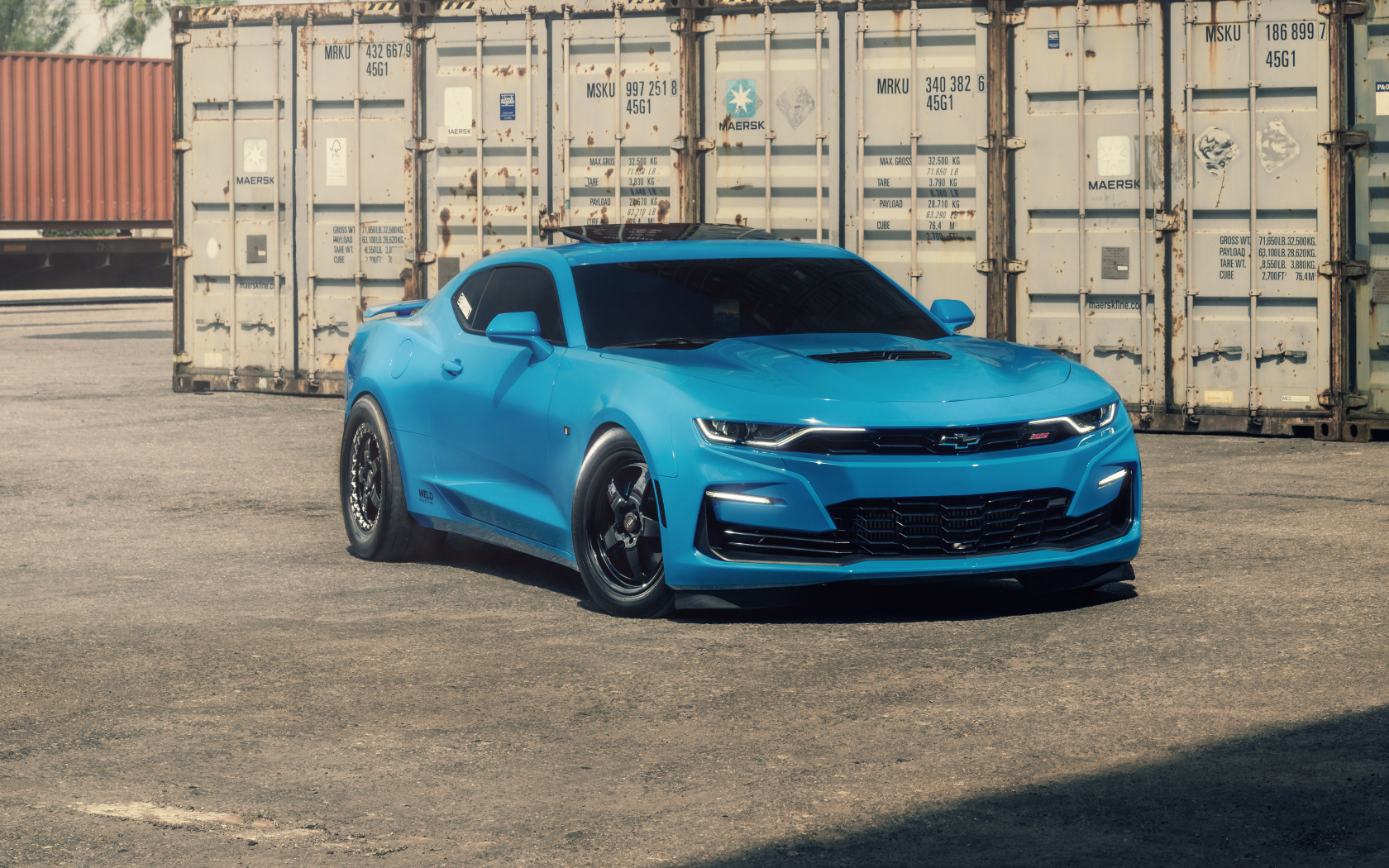 Голубой Customs Blue Chevy Camaro в порту