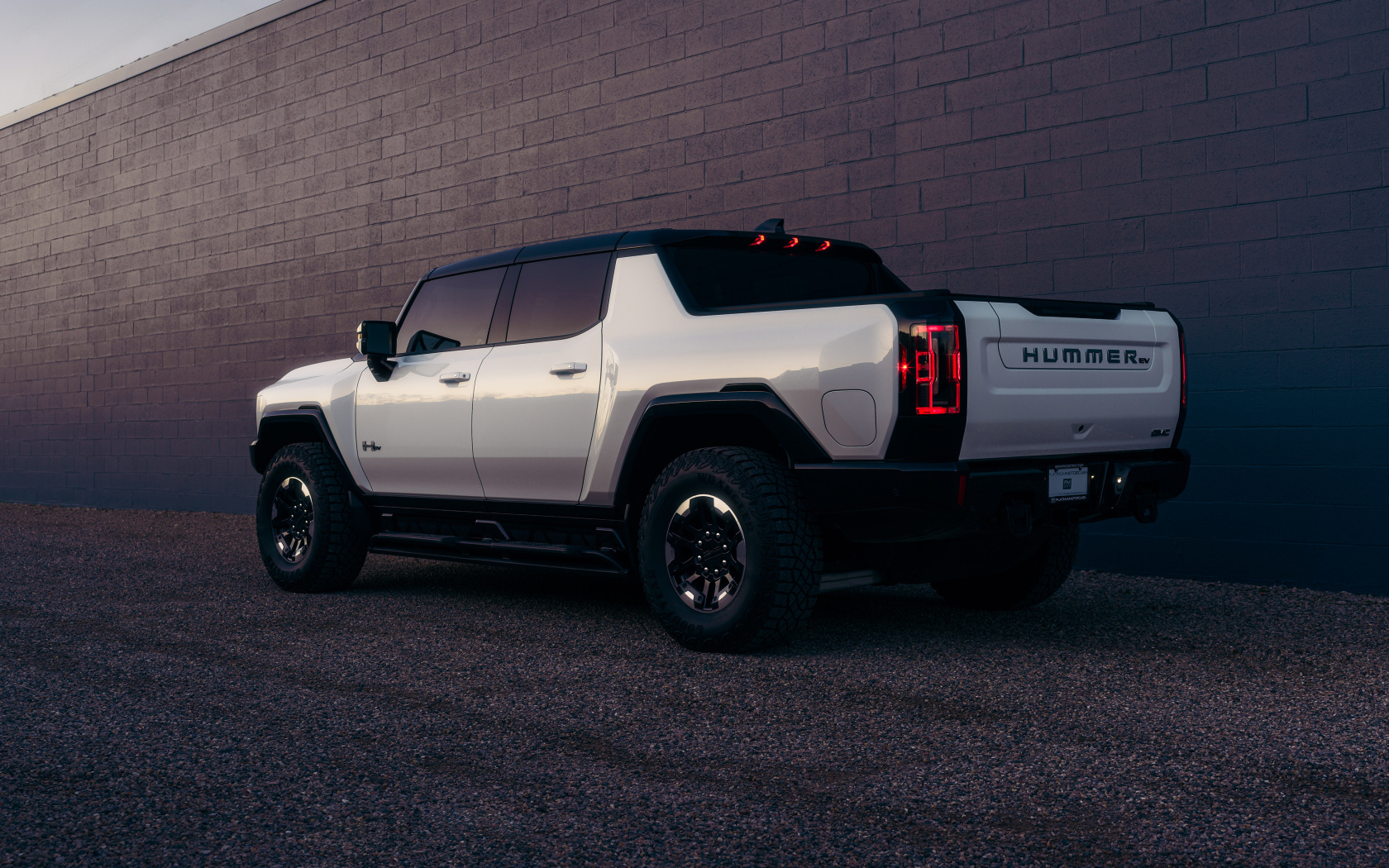 Вид сзади на автомобиль Hummer EV  2024 года